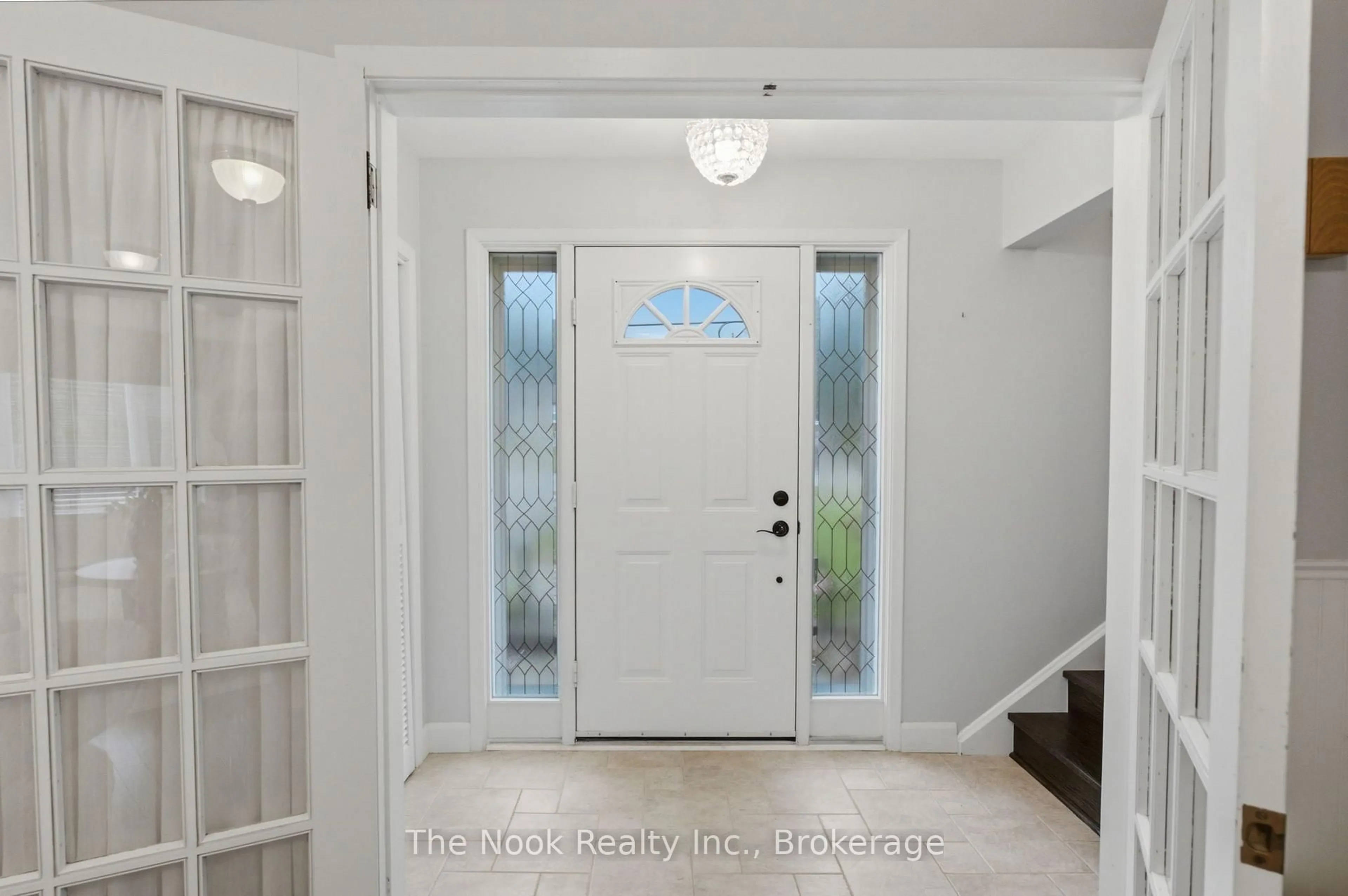 Indoor entryway for 40 Keewatin St, Oshawa Ontario L1H 6Z1