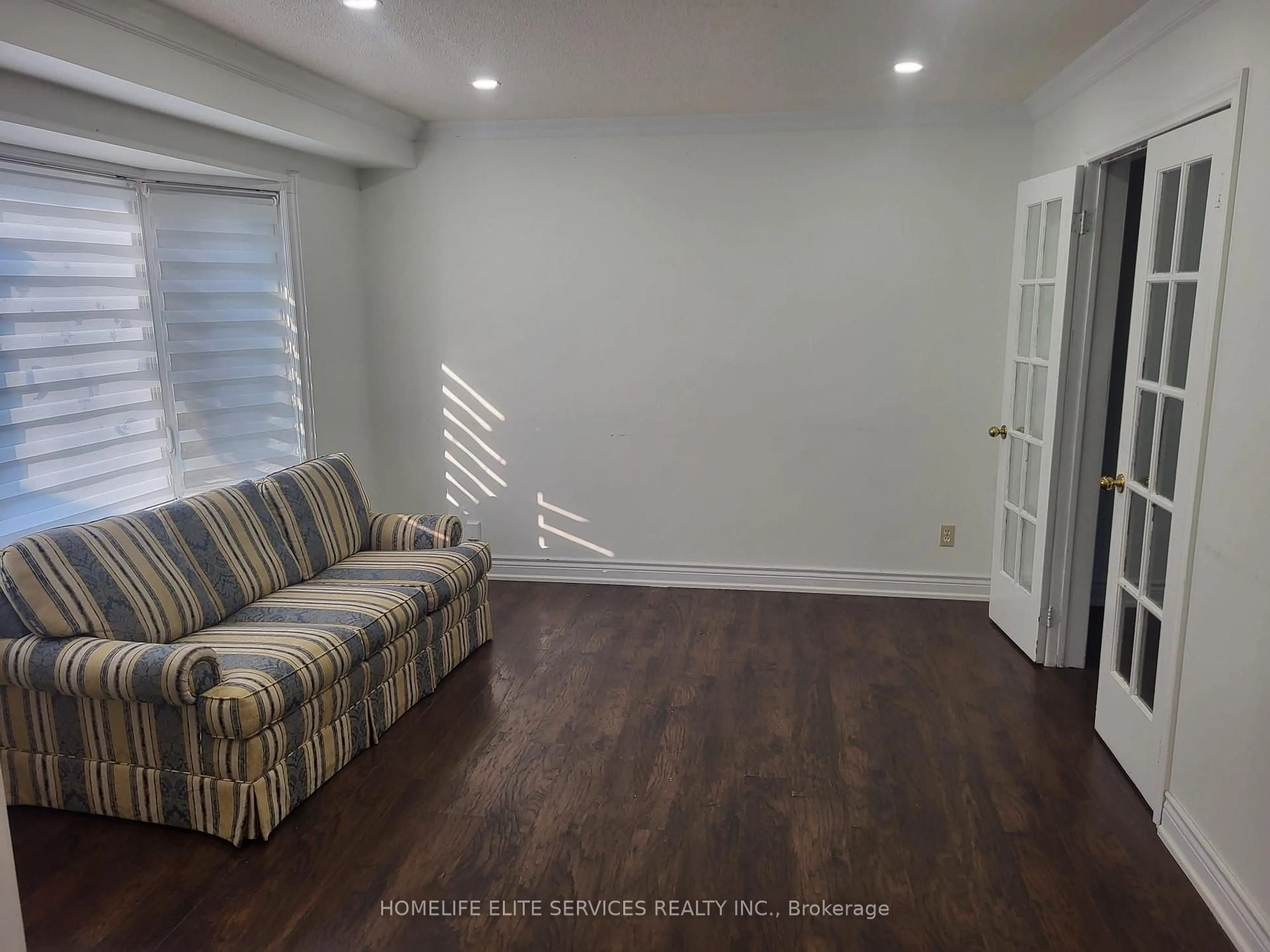 Living room with furniture, wood/laminate floor for 43 Bellwood Dr, Whitby Ontario L1N 2E3