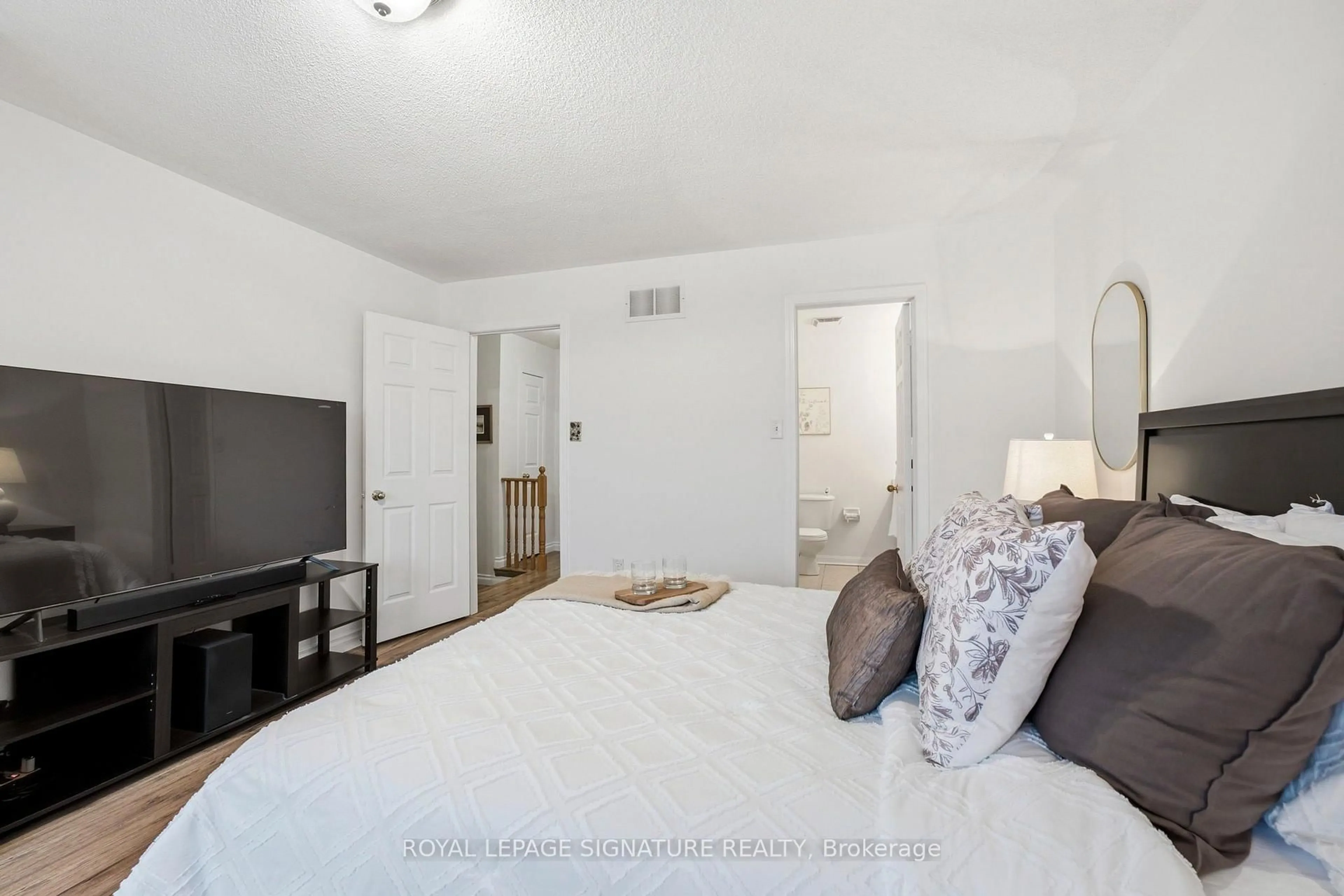 A pic of a room for 5 Fawcett Ave, Whitby Ontario L1R 2Z4