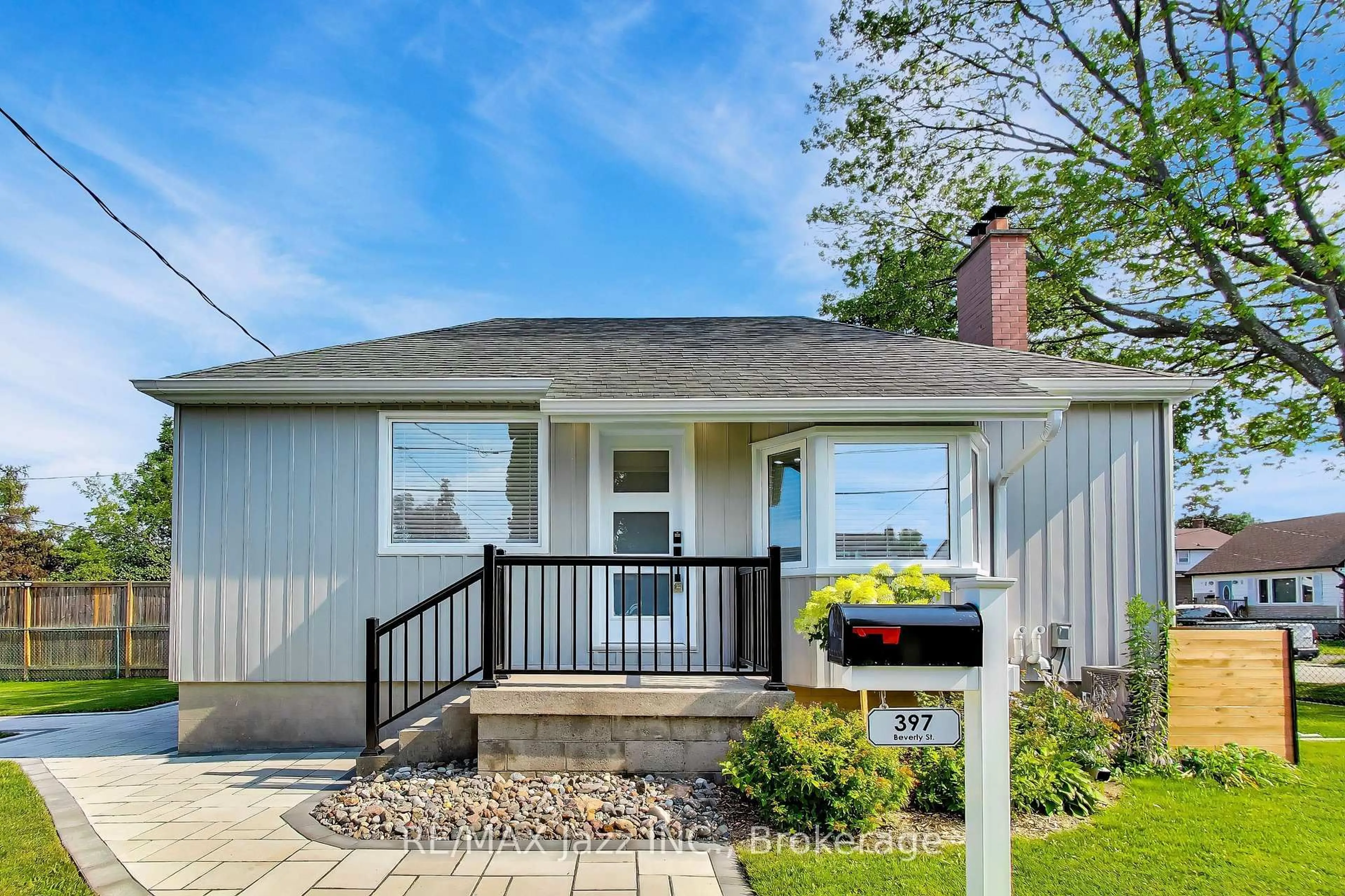 Home with vinyl exterior material, street for 397 Beverly St, Oshawa Ontario L1G 1P8