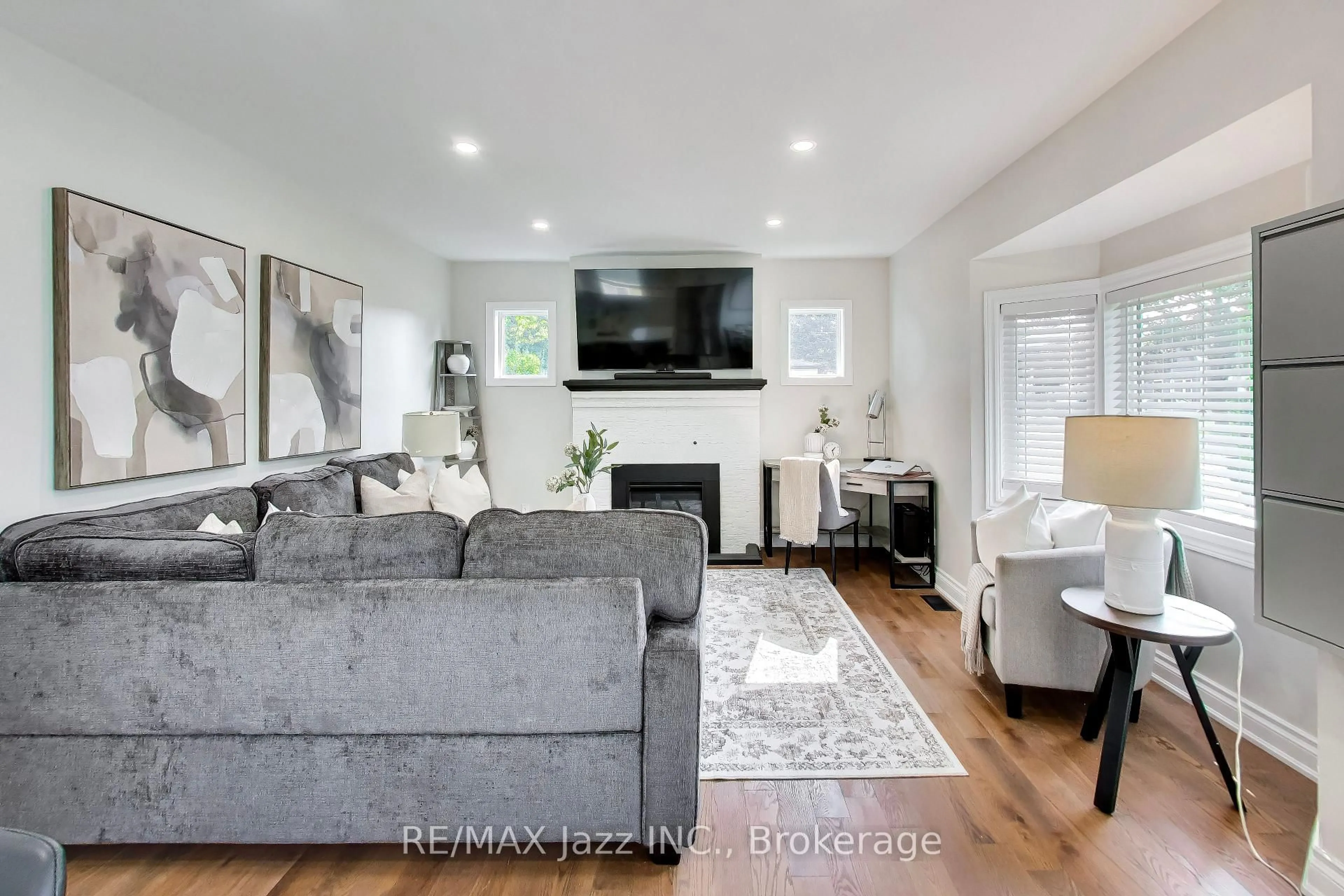 Living room with furniture, unknown for 397 Beverly St, Oshawa Ontario L1G 1P8