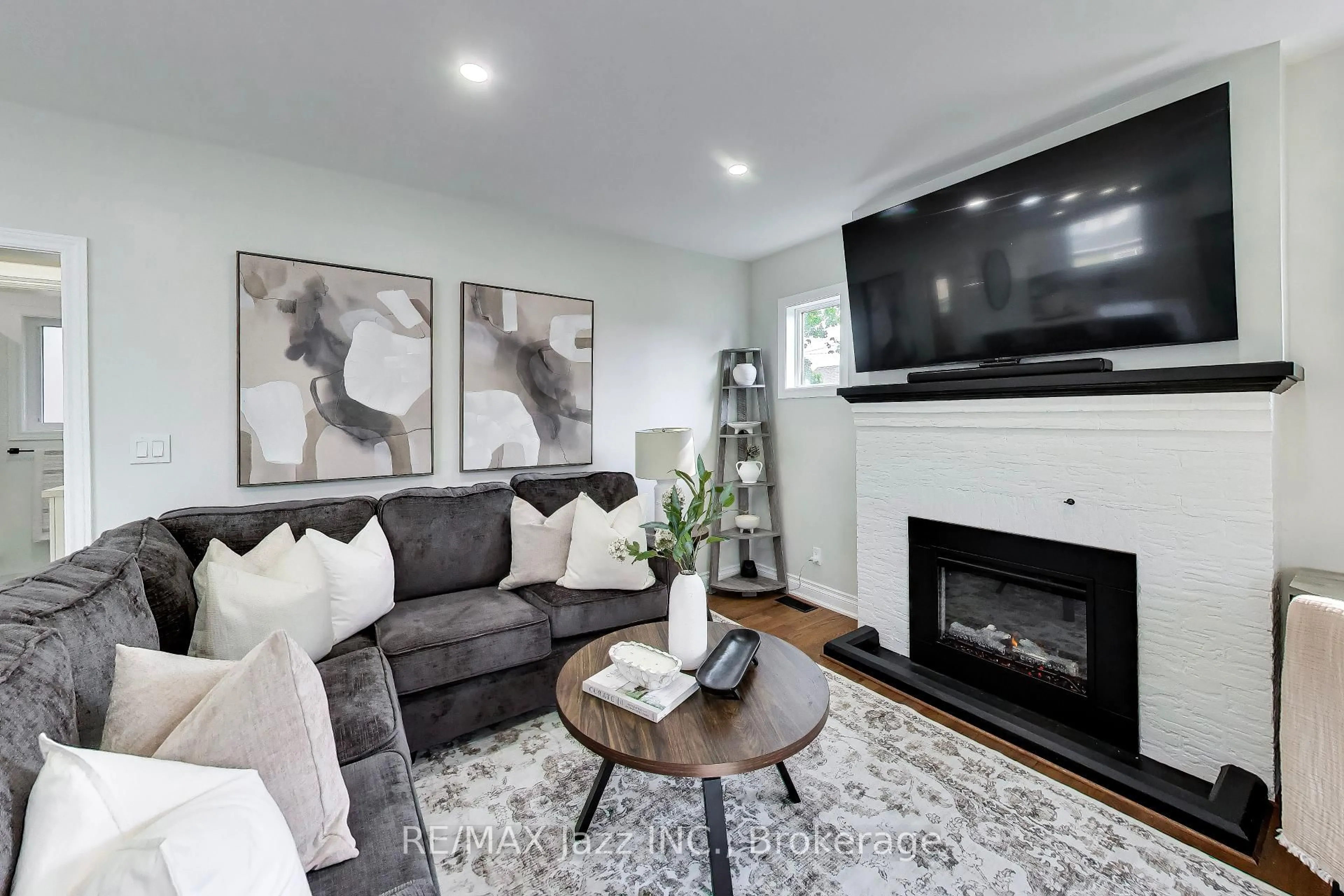 Living room with furniture, unknown for 397 Beverly St, Oshawa Ontario L1G 1P8