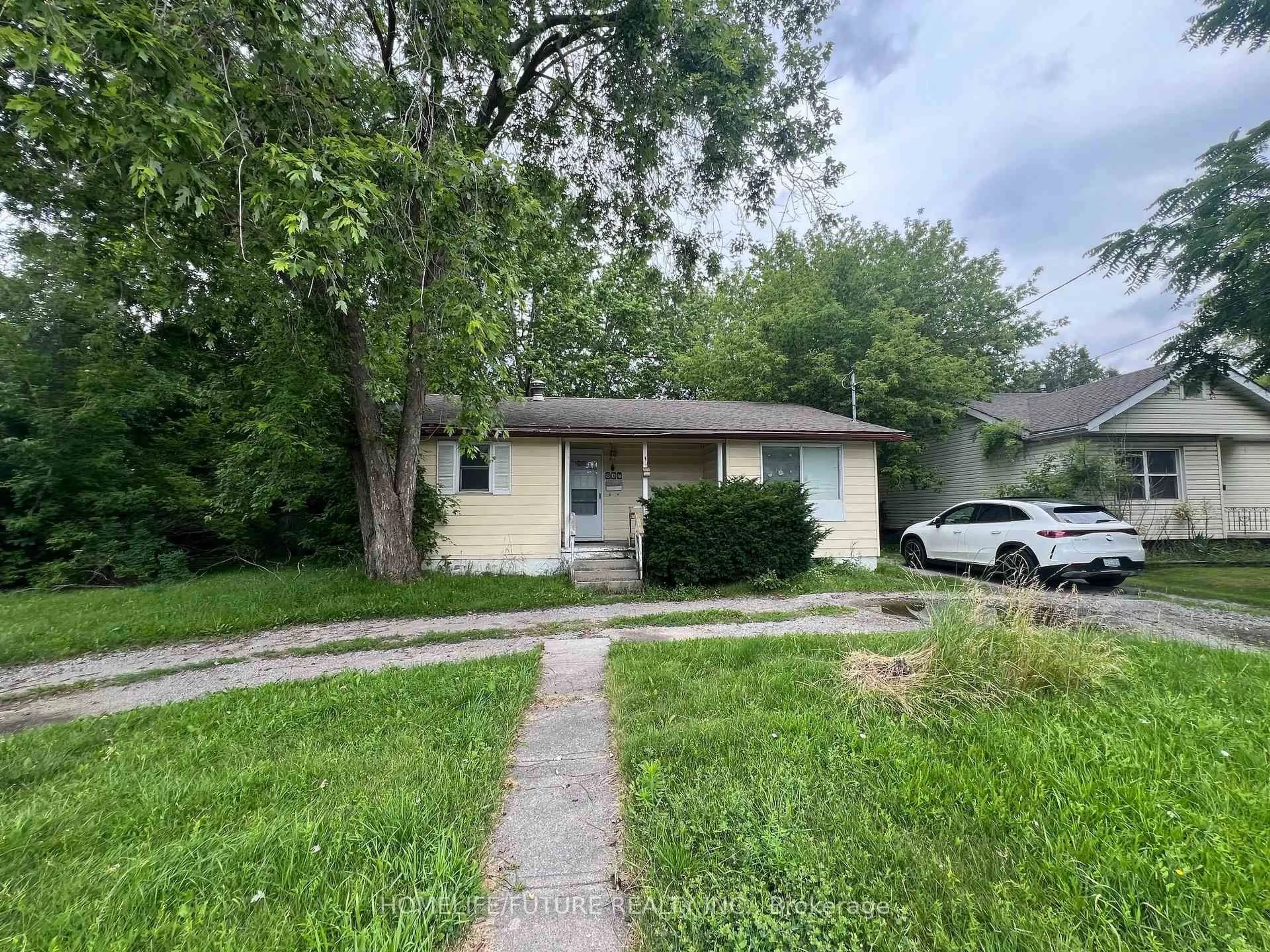Unknown for 804 Dundas St, Whitby Ontario L1N 2N5