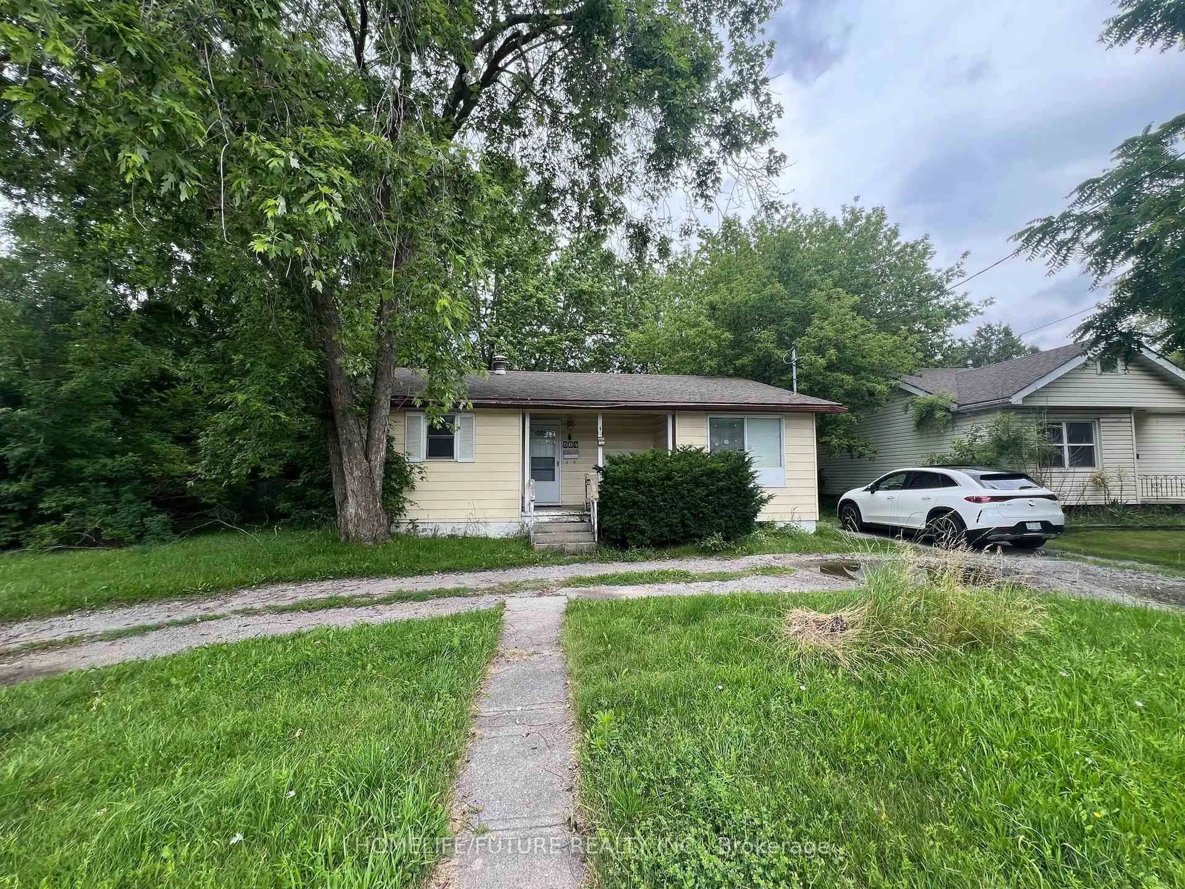 Unknown for 804 Dundas St, Whitby Ontario L1N 2N5