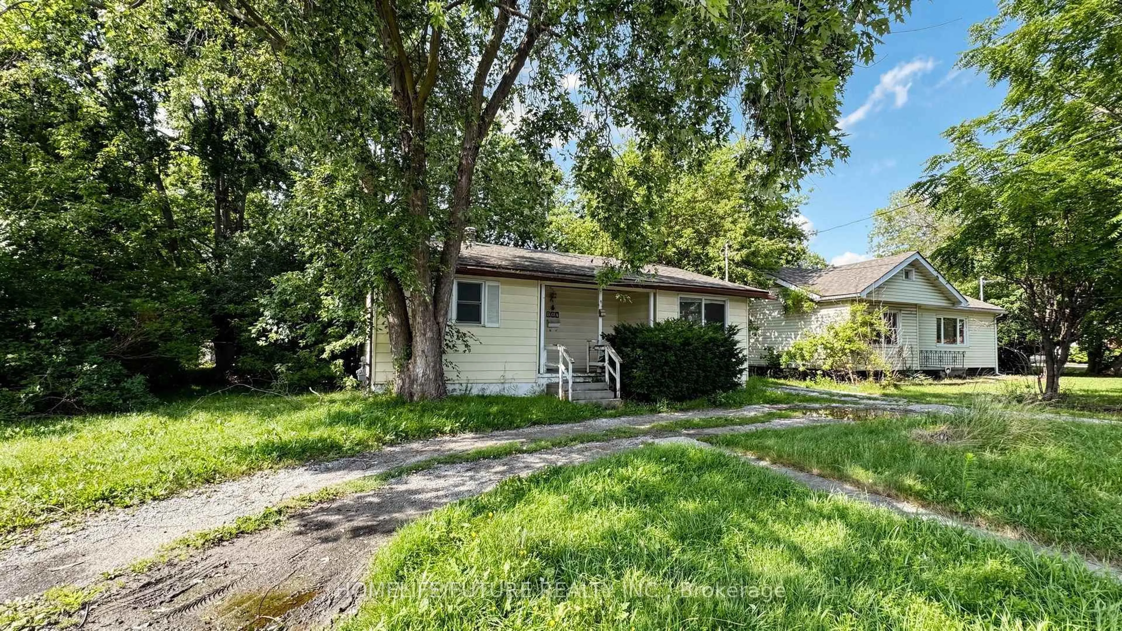 A pic from outside/outdoor area/front of a property/back of a property/a pic from drone, street for 804 Dundas St, Whitby Ontario L1N 2N5