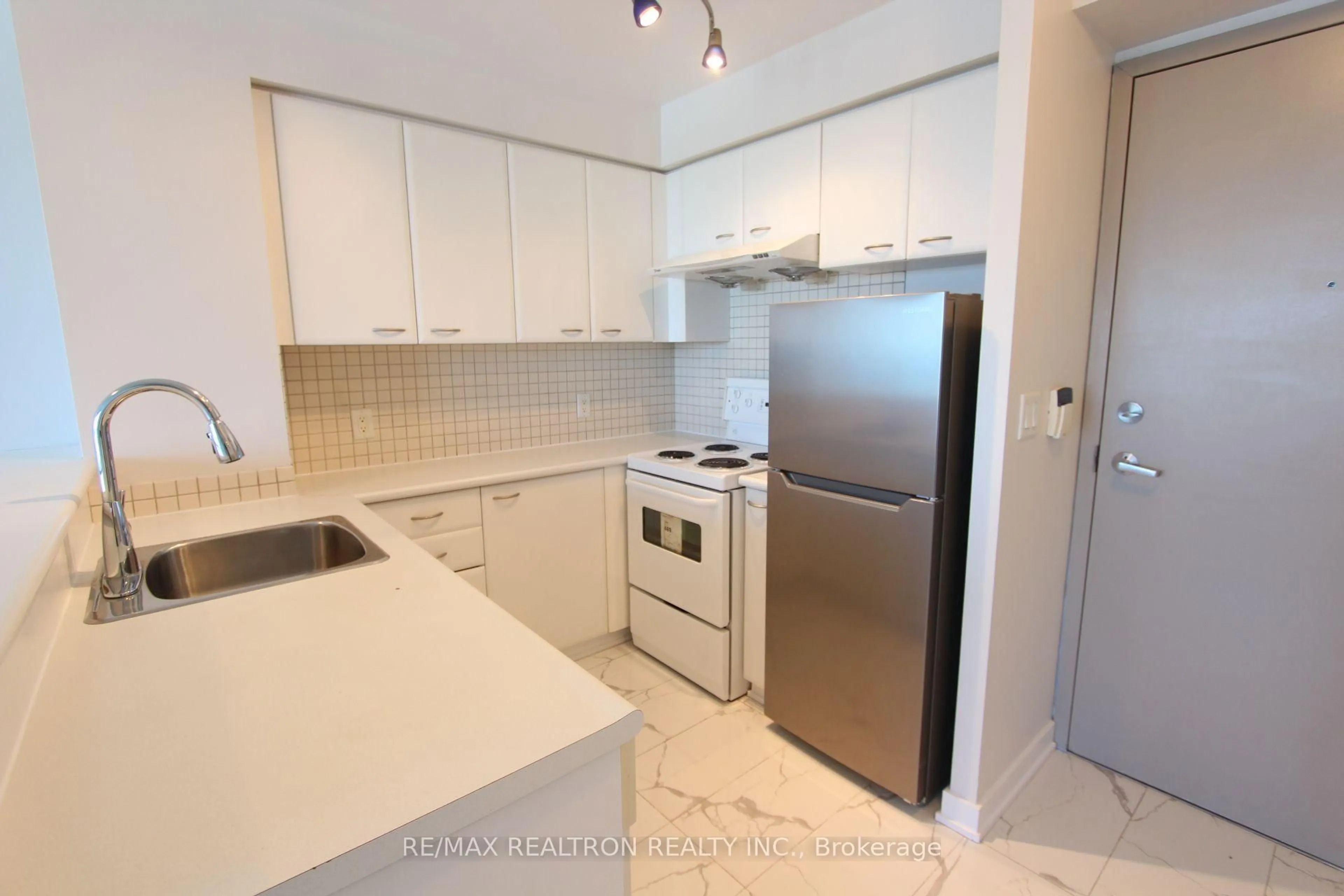 Standard kitchen, unknown for 36 Lee Centre Dr #2906, Toronto Ontario M1H 3K2