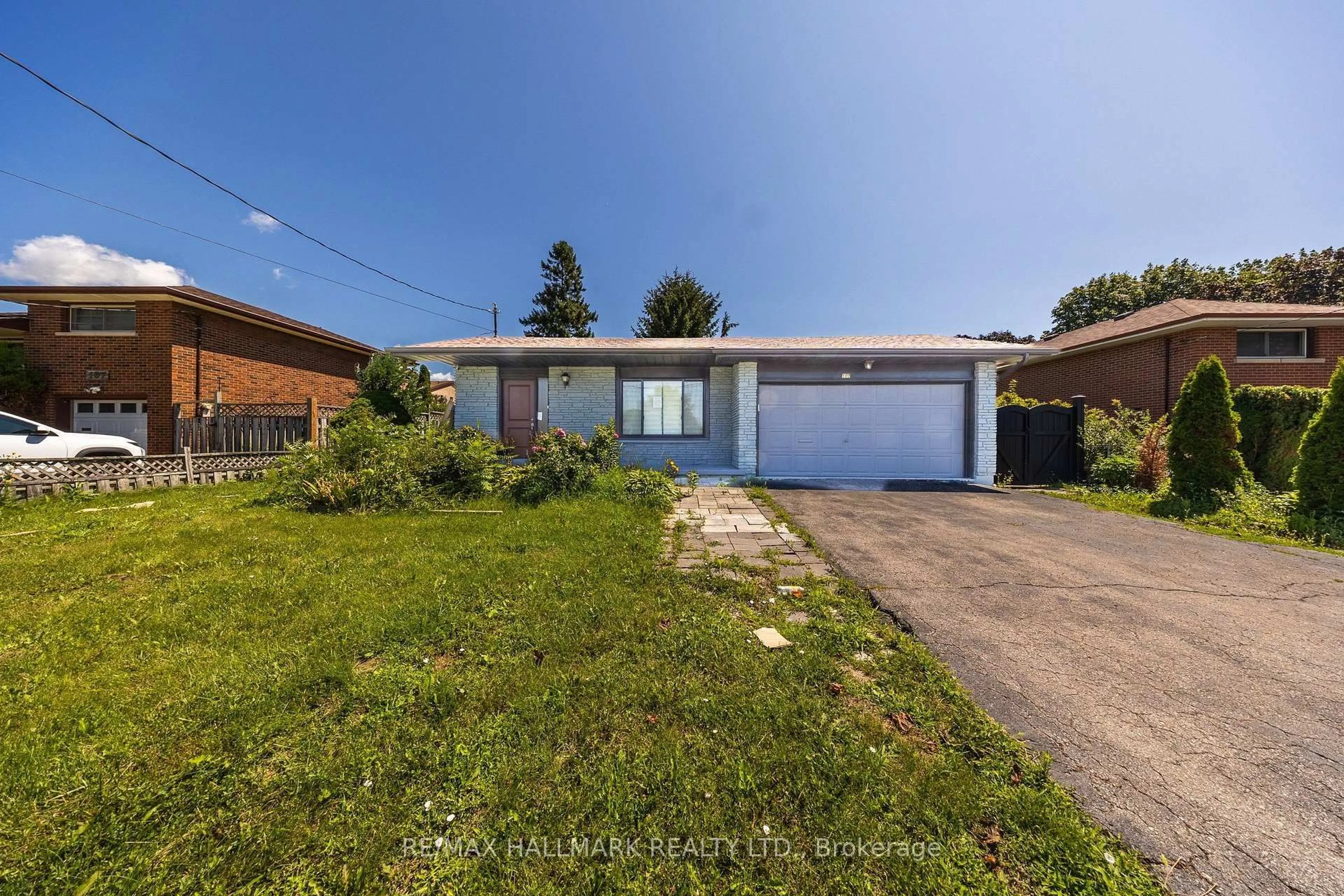 A pic from outside/outdoor area/front of a property/back of a property/a pic from drone, street for 109 Thickson Rd, Whitby Ontario L1N 2C7