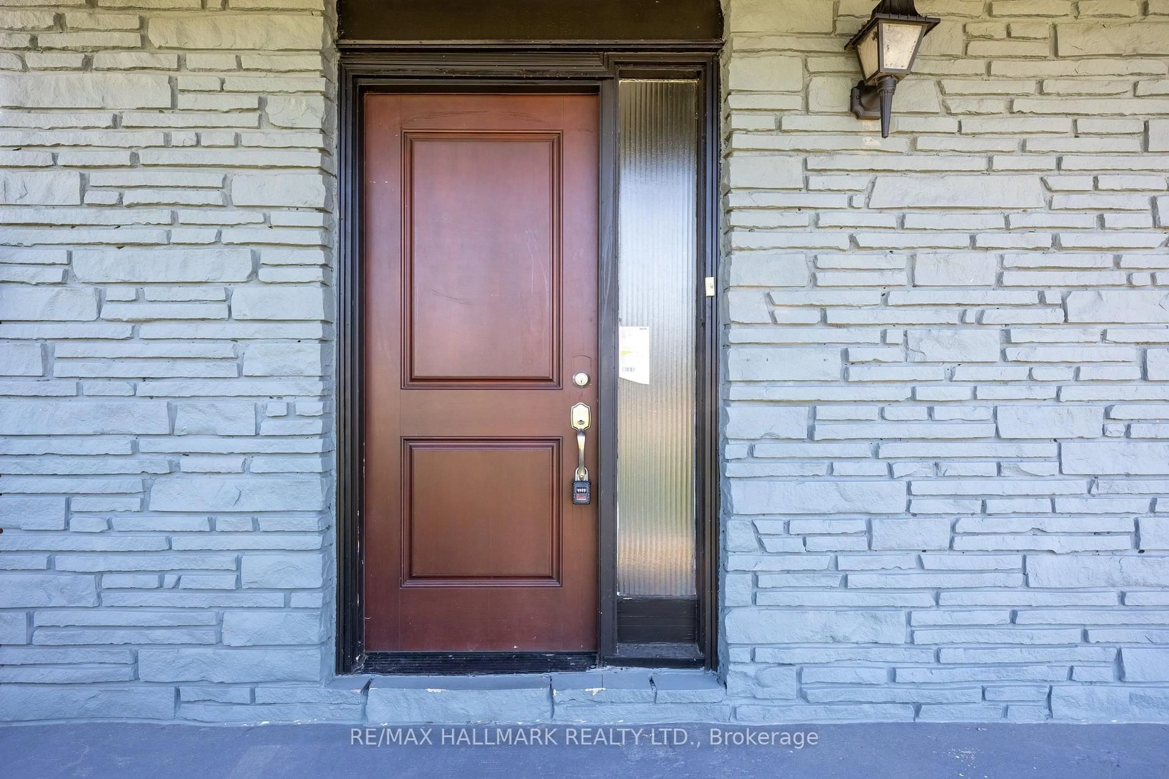 Indoor entryway for 109 Thickson Rd, Whitby Ontario L1N 2C7