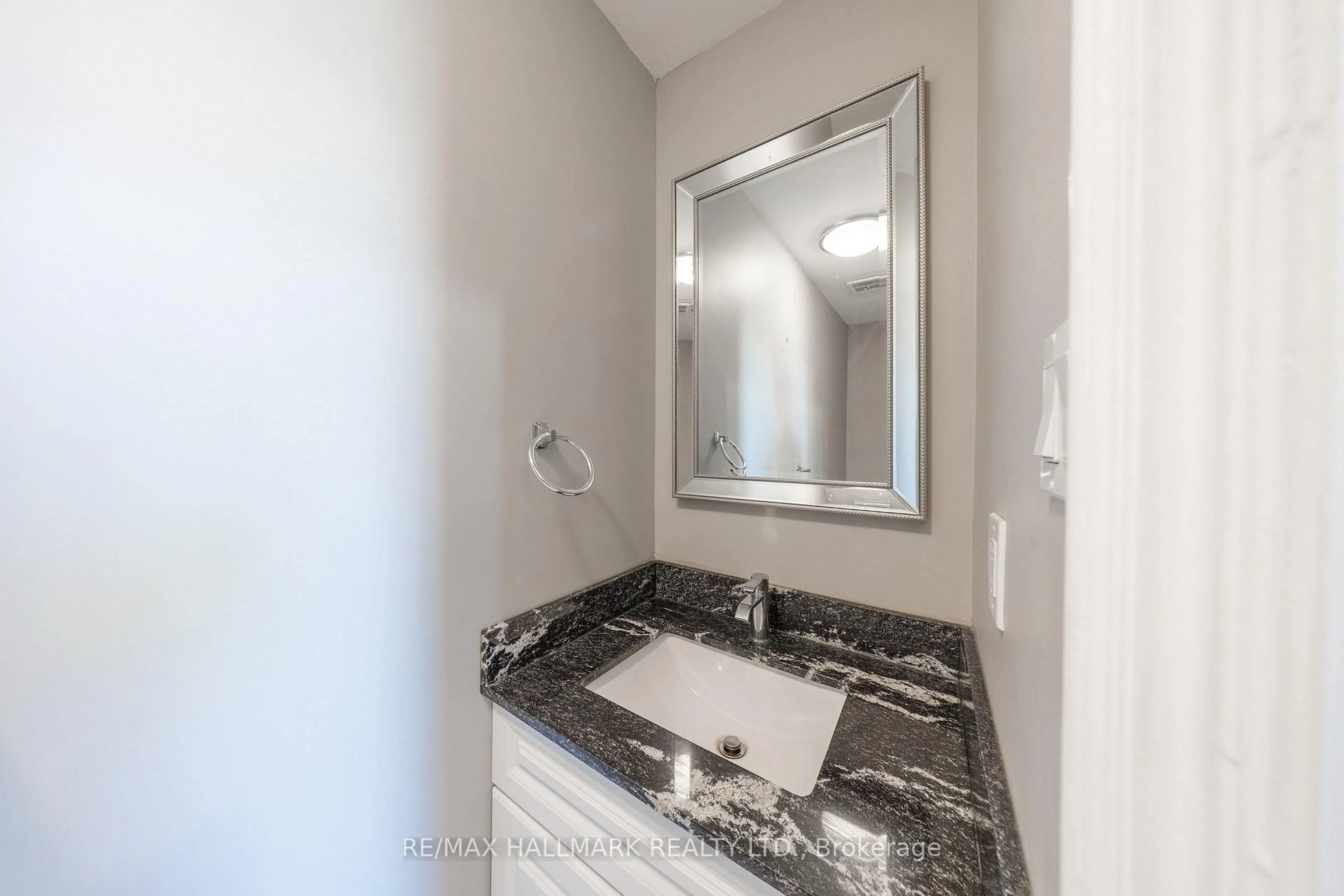 Standard bathroom, ceramic/tile floor for 109 Thickson Rd, Whitby Ontario L1N 2C7