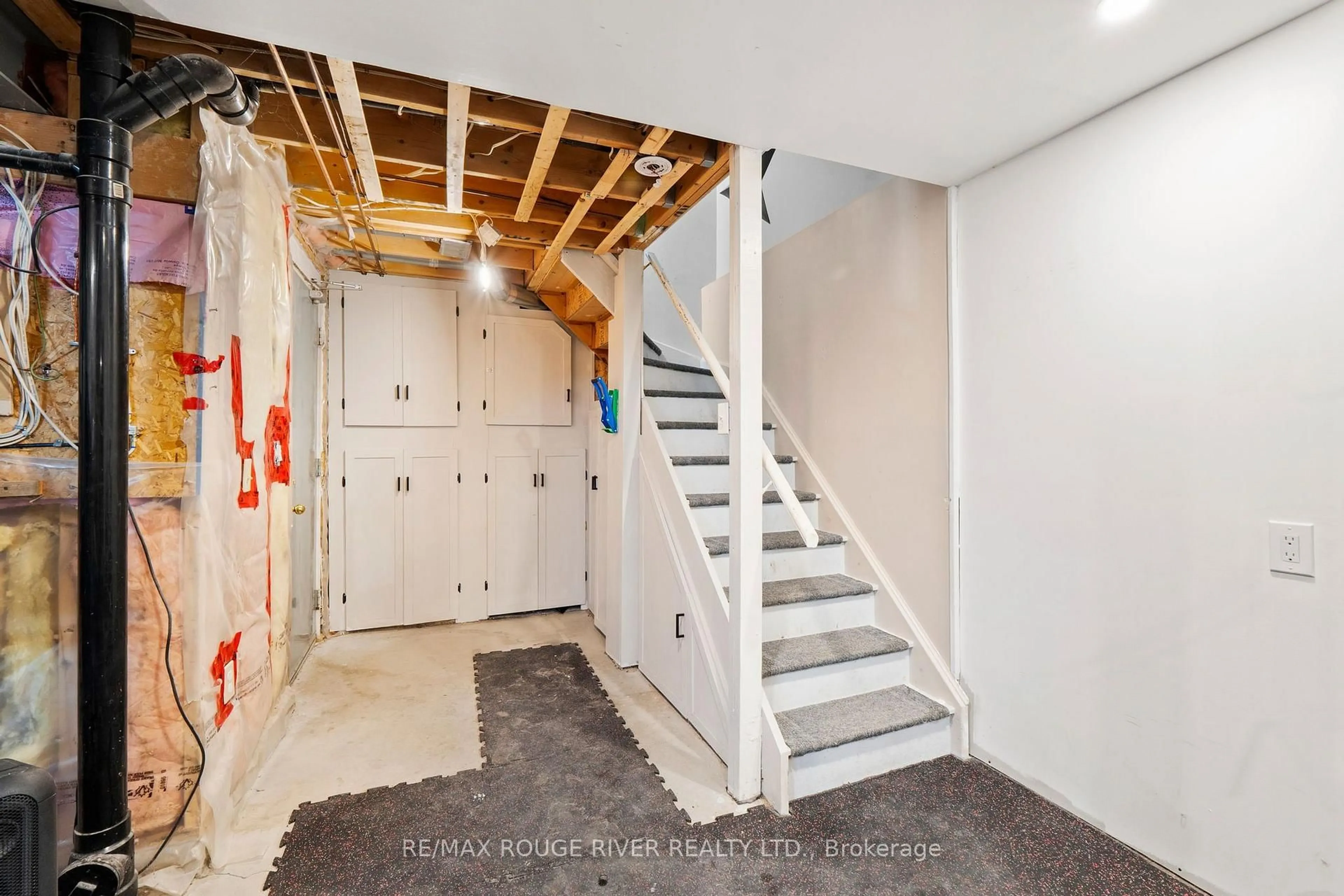 Indoor entryway for 67 Trewin Lane, Clarington Ontario L1C 4X1