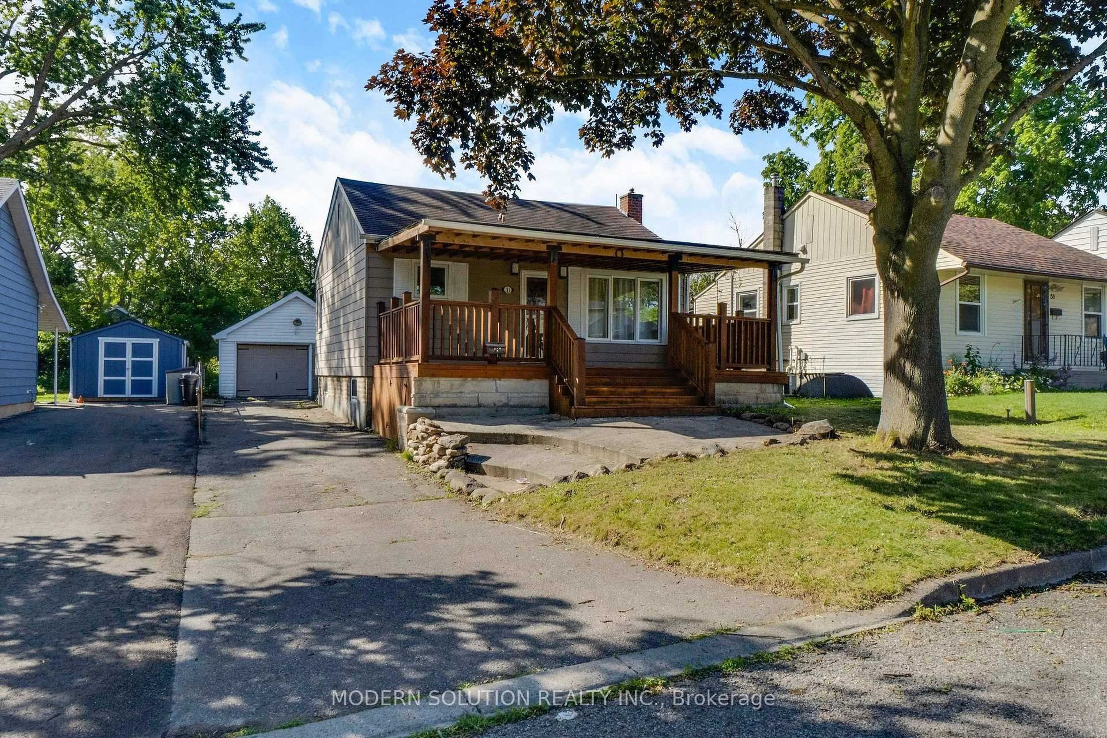 A pic from outside/outdoor area/front of a property/back of a property/a pic from drone, street for 31 Elm St, Ajax Ontario L1S 1W5