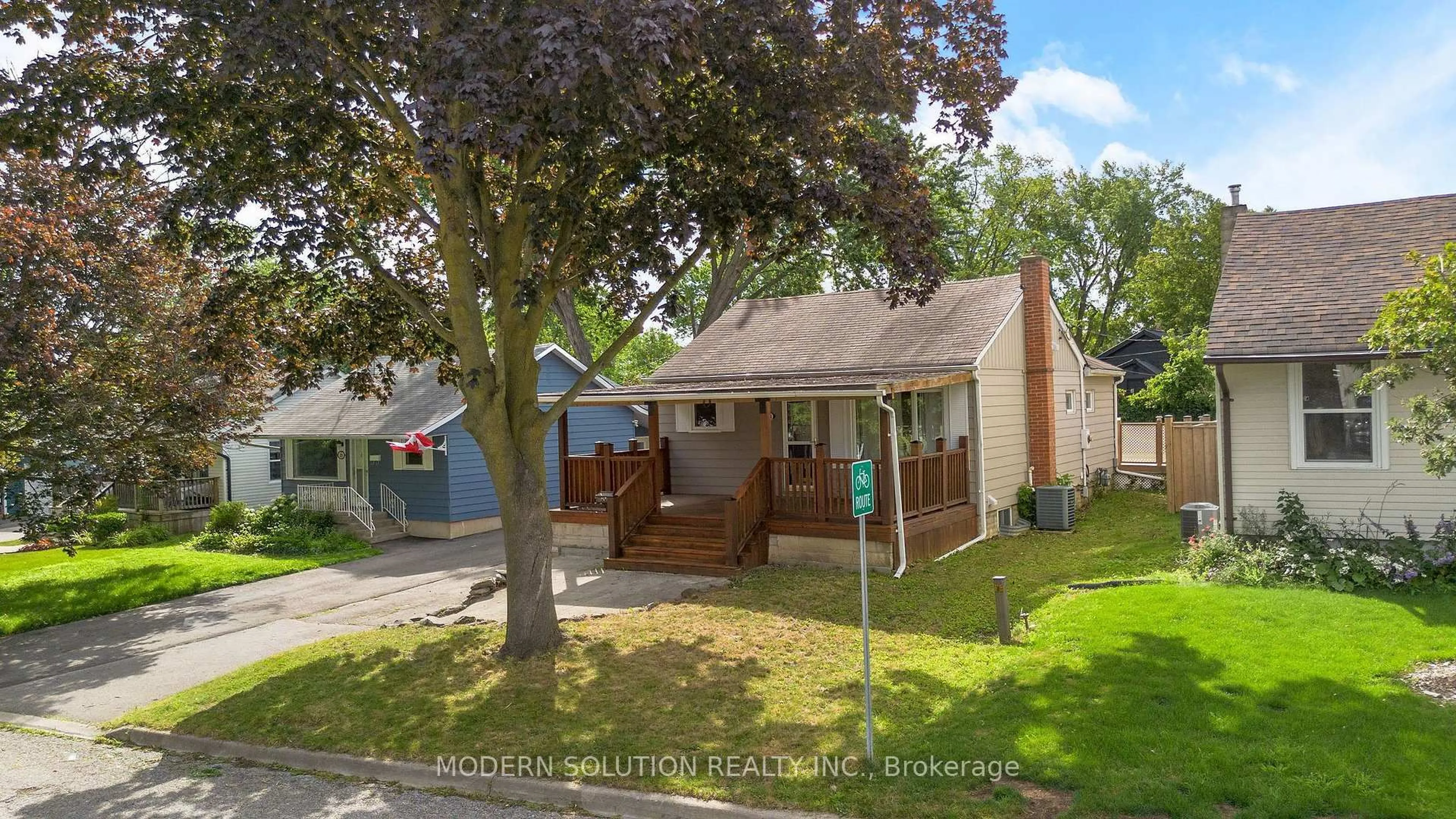 A pic from outside/outdoor area/front of a property/back of a property/a pic from drone, street for 31 Elm St, Ajax Ontario L1S 1W5