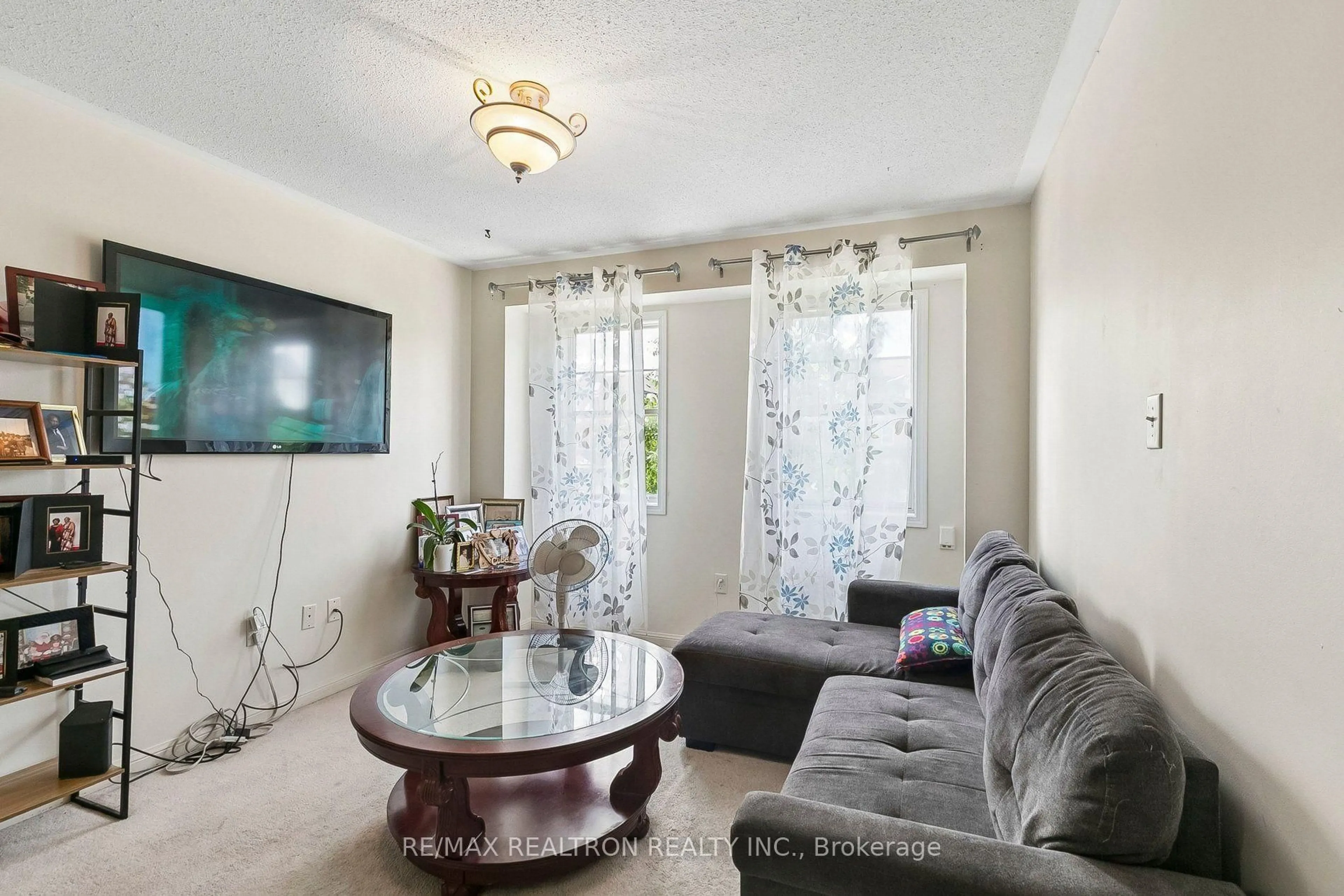Living room with furniture, unknown for 23 Ecopark Gate, Toronto Ontario M1B 6G8