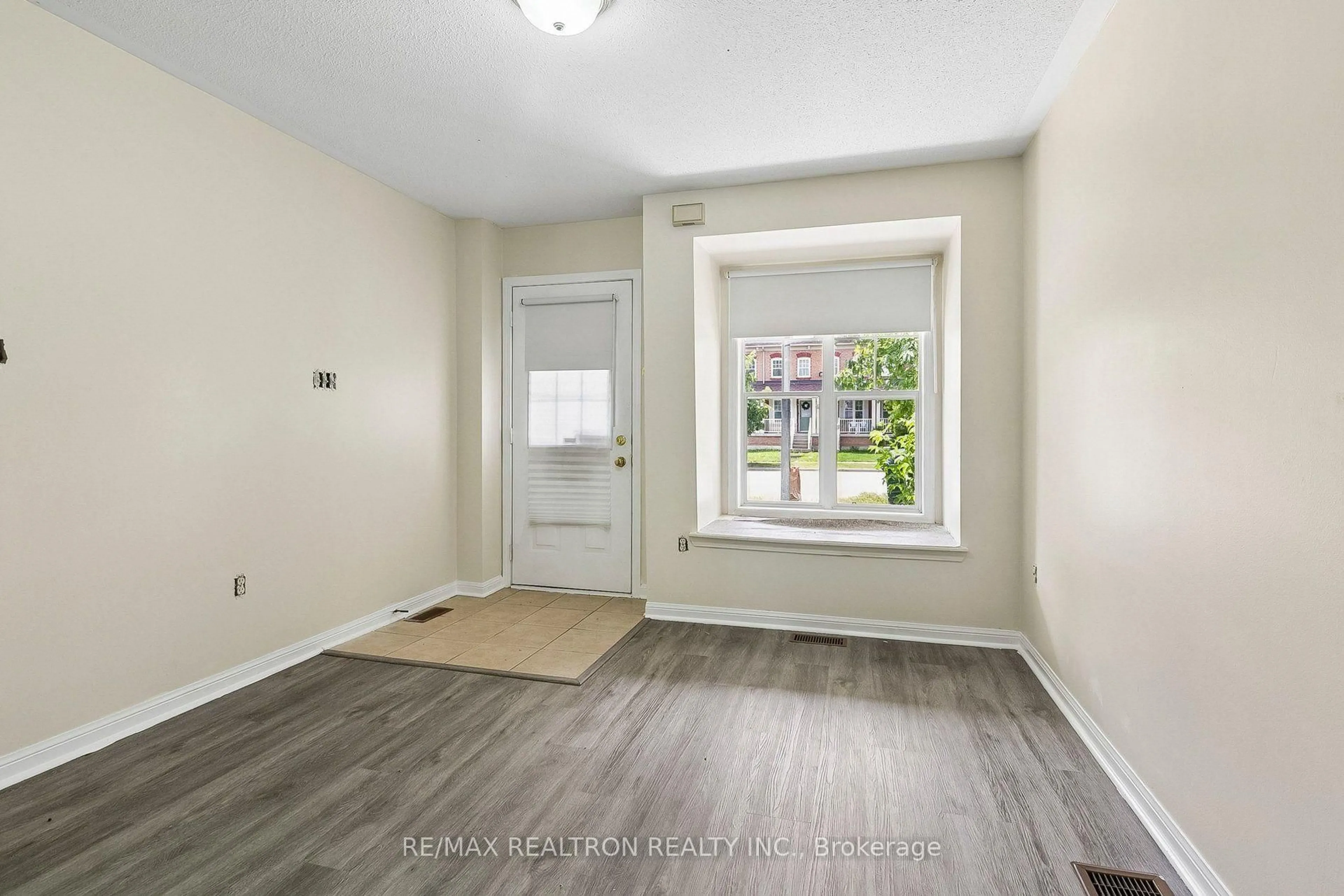 Indoor entryway for 23 Ecopark Gate, Toronto Ontario M1B 6G8