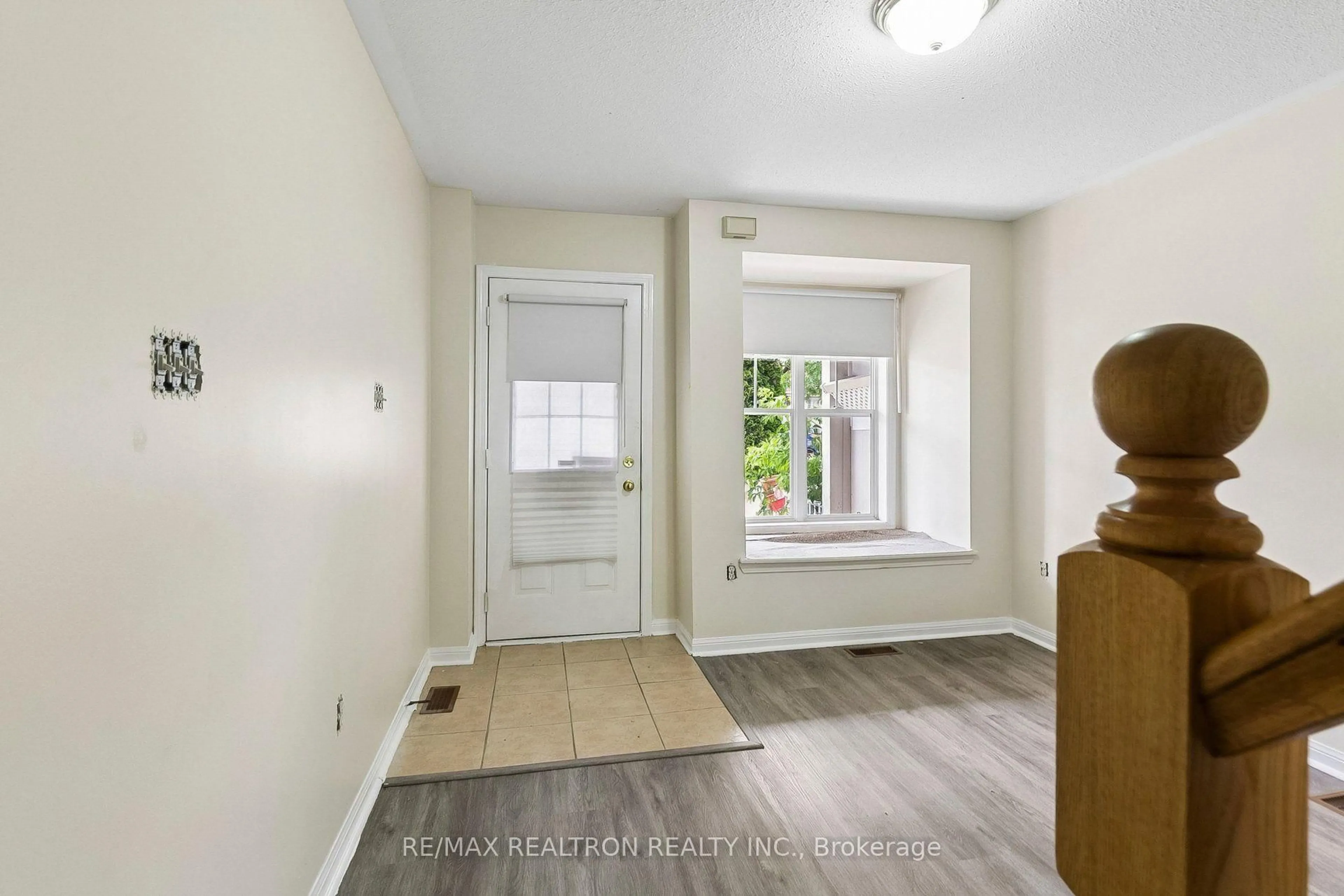 Indoor entryway for 23 Ecopark Gate, Toronto Ontario M1B 6G8