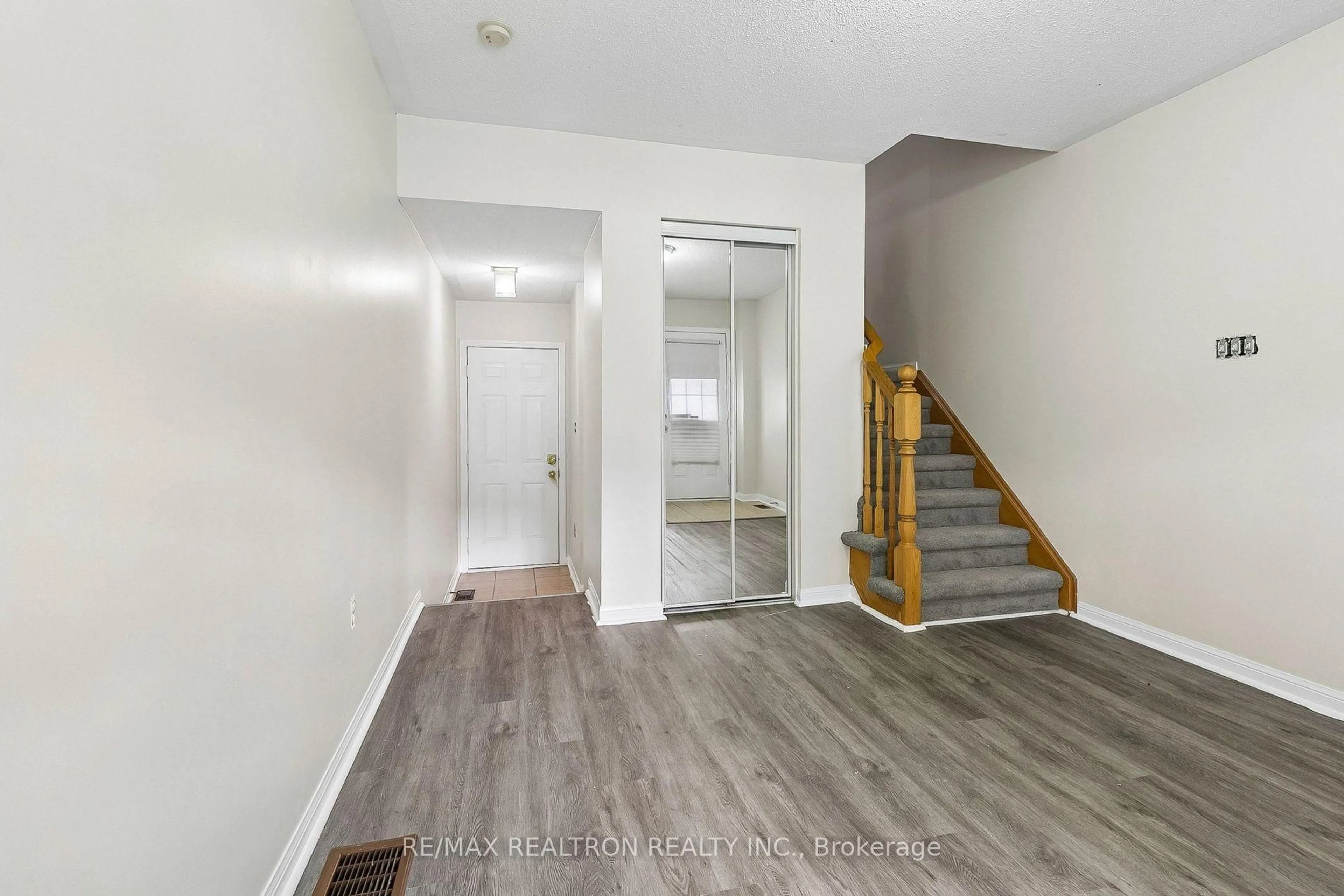 Indoor entryway for 23 Ecopark Gate, Toronto Ontario M1B 6G8
