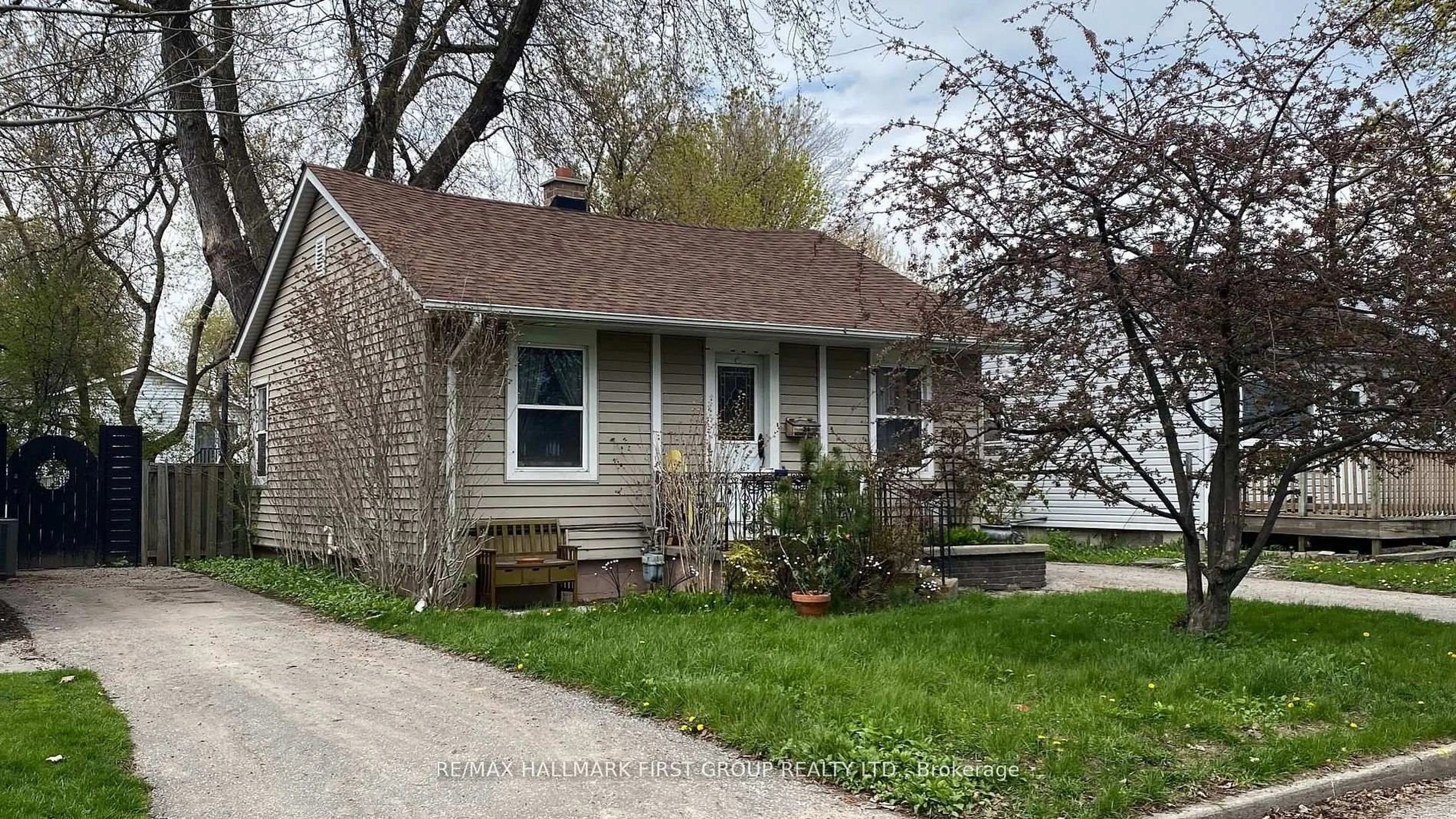 Home with vinyl exterior material, street for 24 George St, Ajax Ontario L1S 1S5