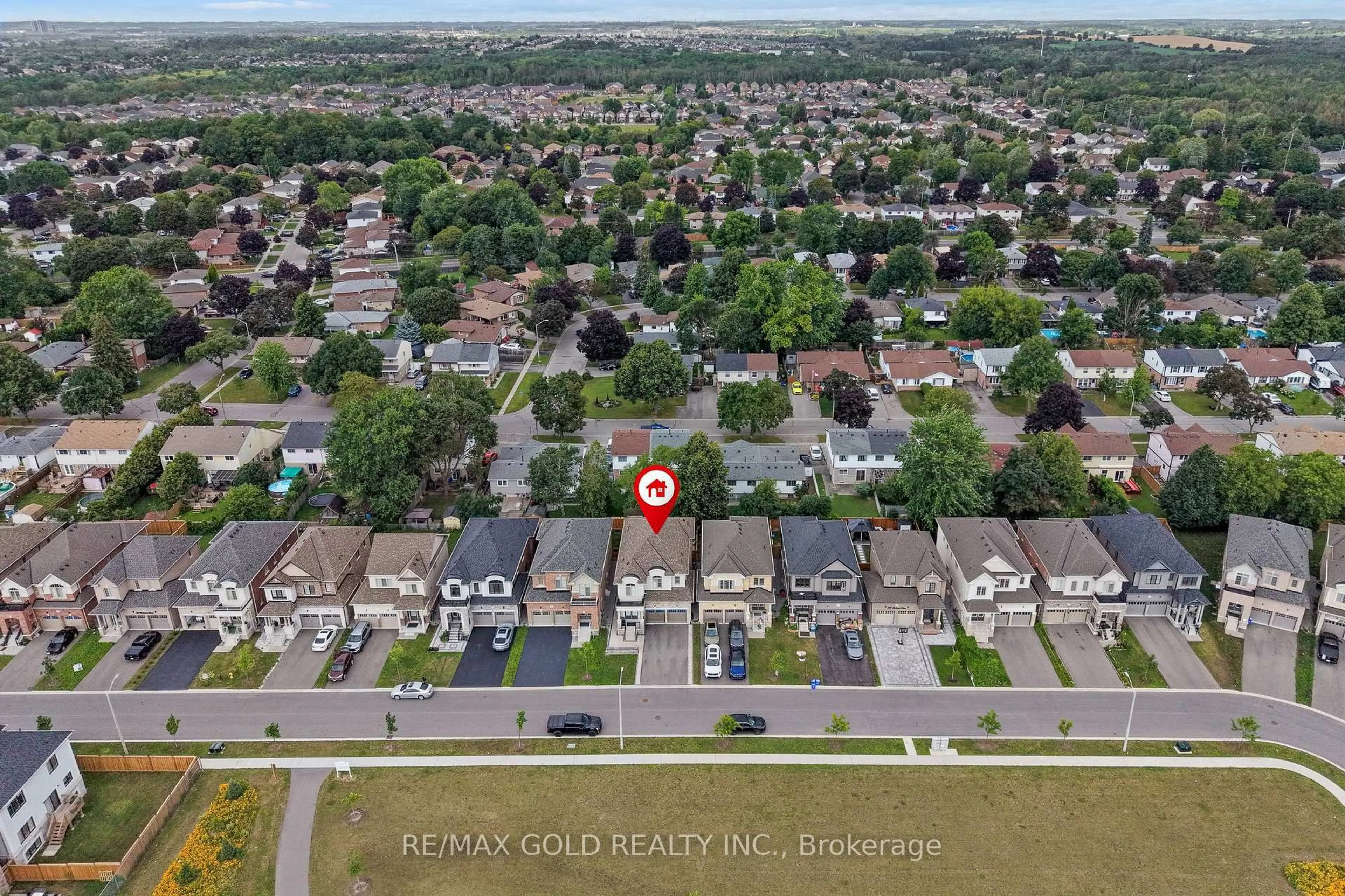 A pic from outside/outdoor area/front of a property/back of a property/a pic from drone, street for 271 Fleetwood Dr, Oshawa Ontario L1K 3E8