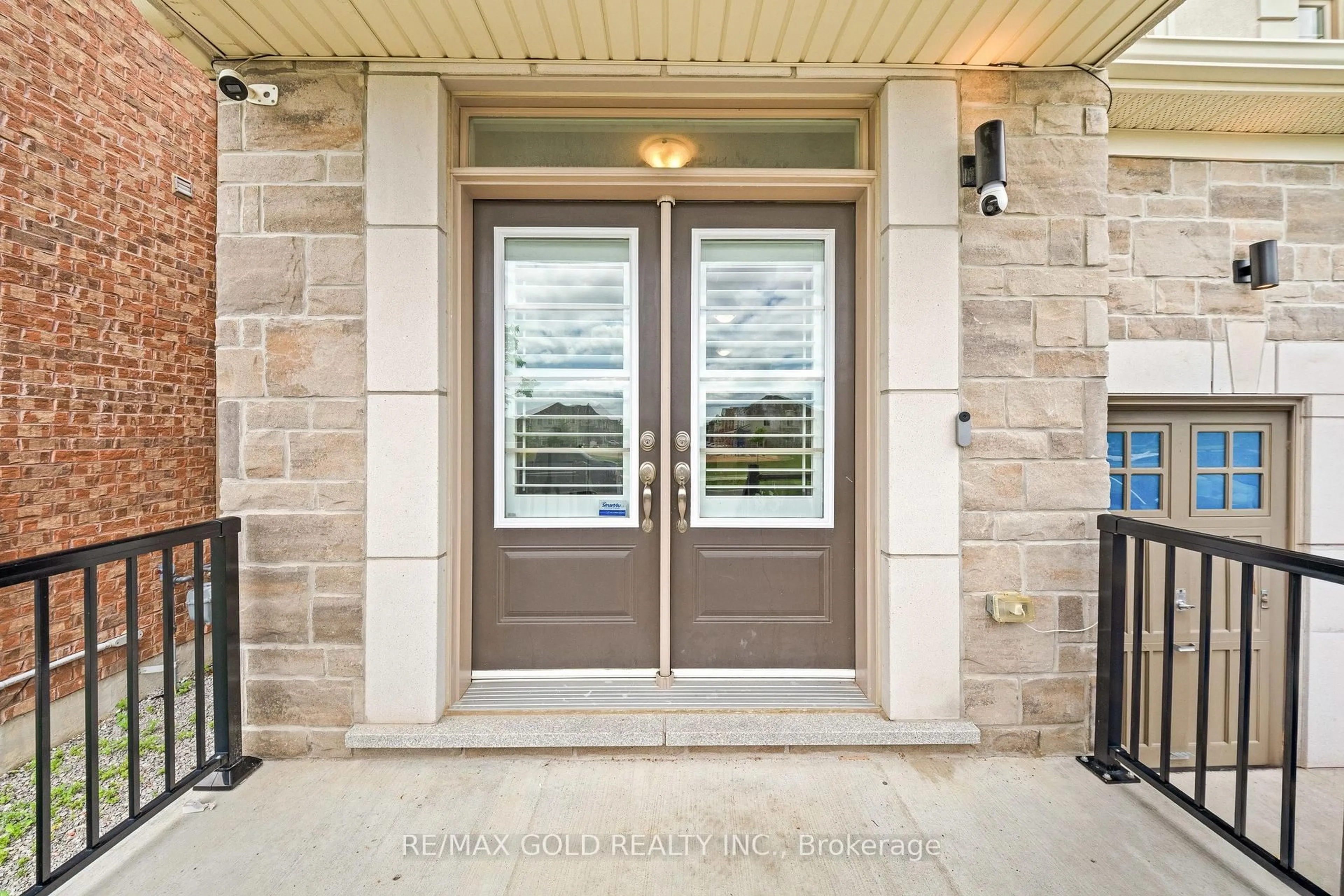 Indoor entryway for 271 Fleetwood Dr, Oshawa Ontario L1K 3E8