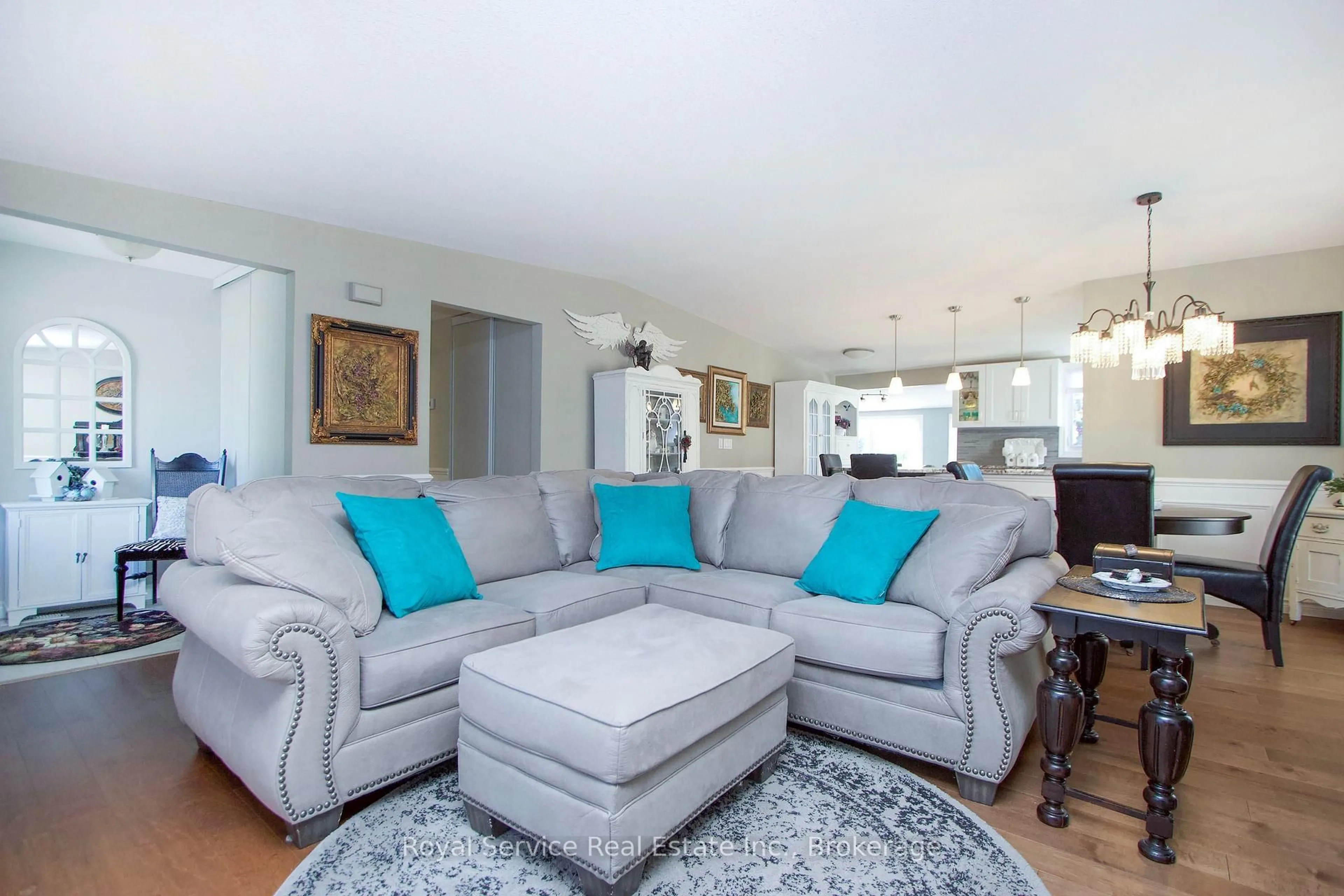 Living room with furniture, unknown for 27 Cornerbrook Crt, Clarington Ontario L1B 1B7