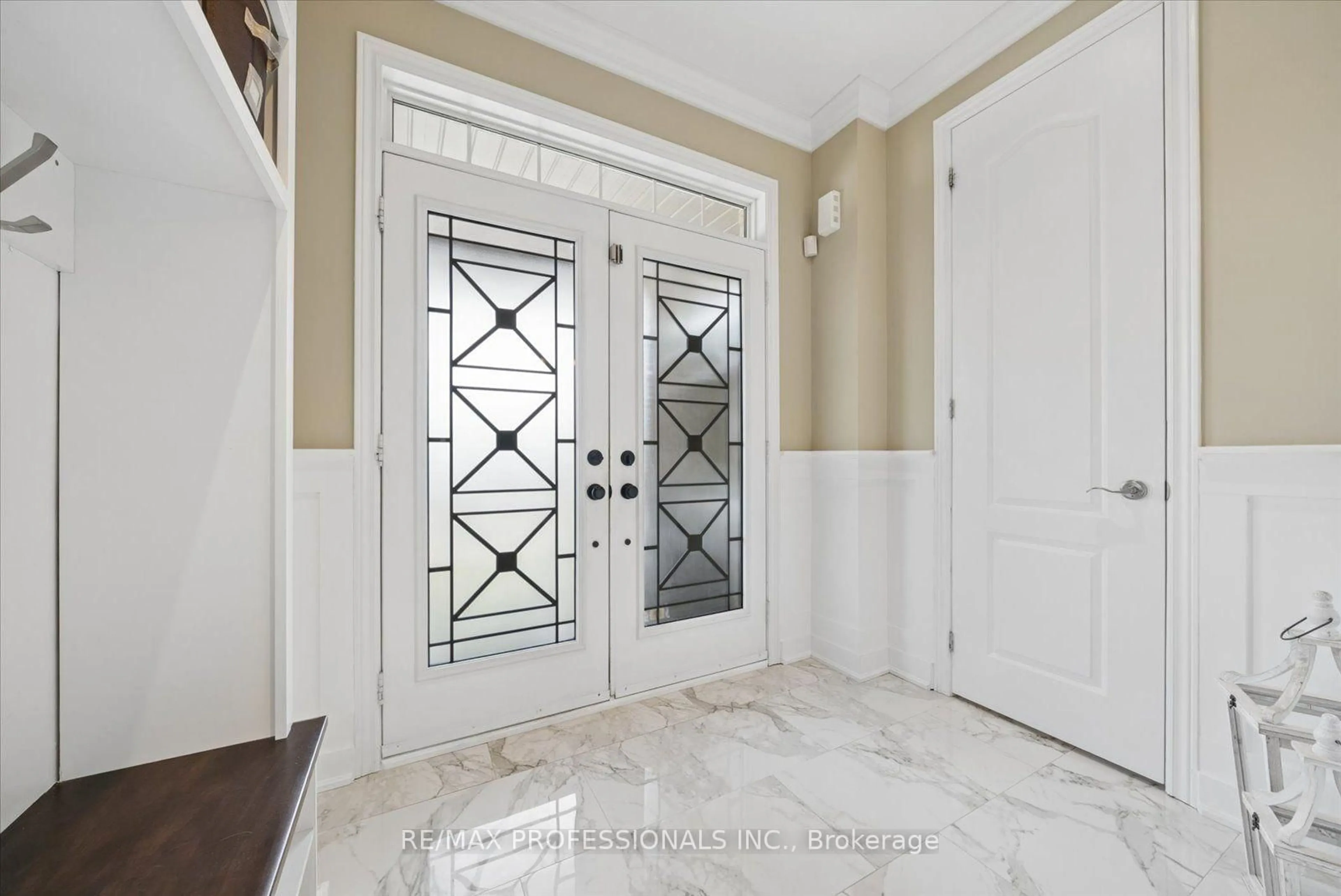 Indoor entryway for 28 Roma Dr, Whitby Ontario L1P 0B4