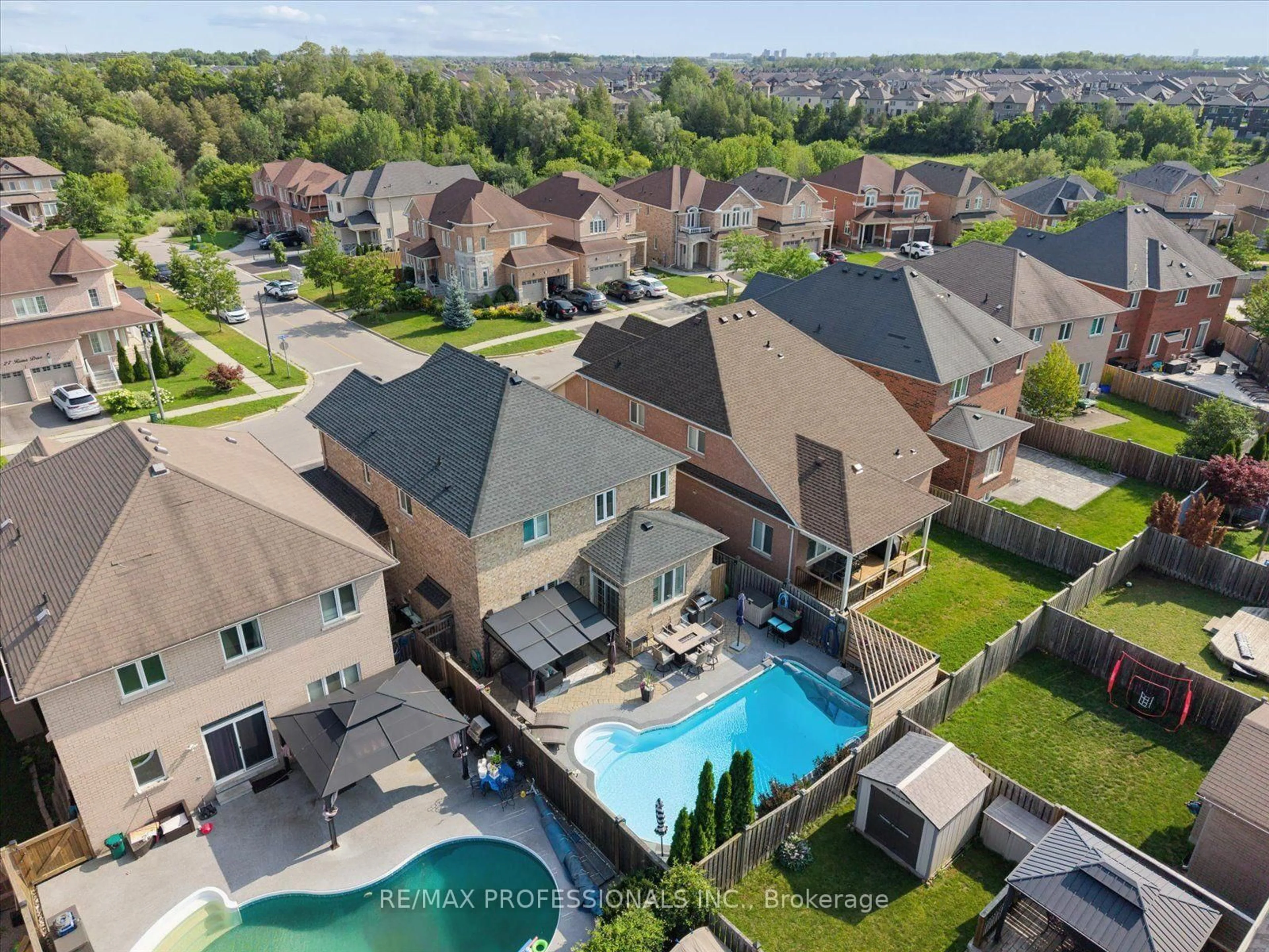 A pic from outside/outdoor area/front of a property/back of a property/a pic from drone, unknown for 28 Roma Dr, Whitby Ontario L1P 0B4