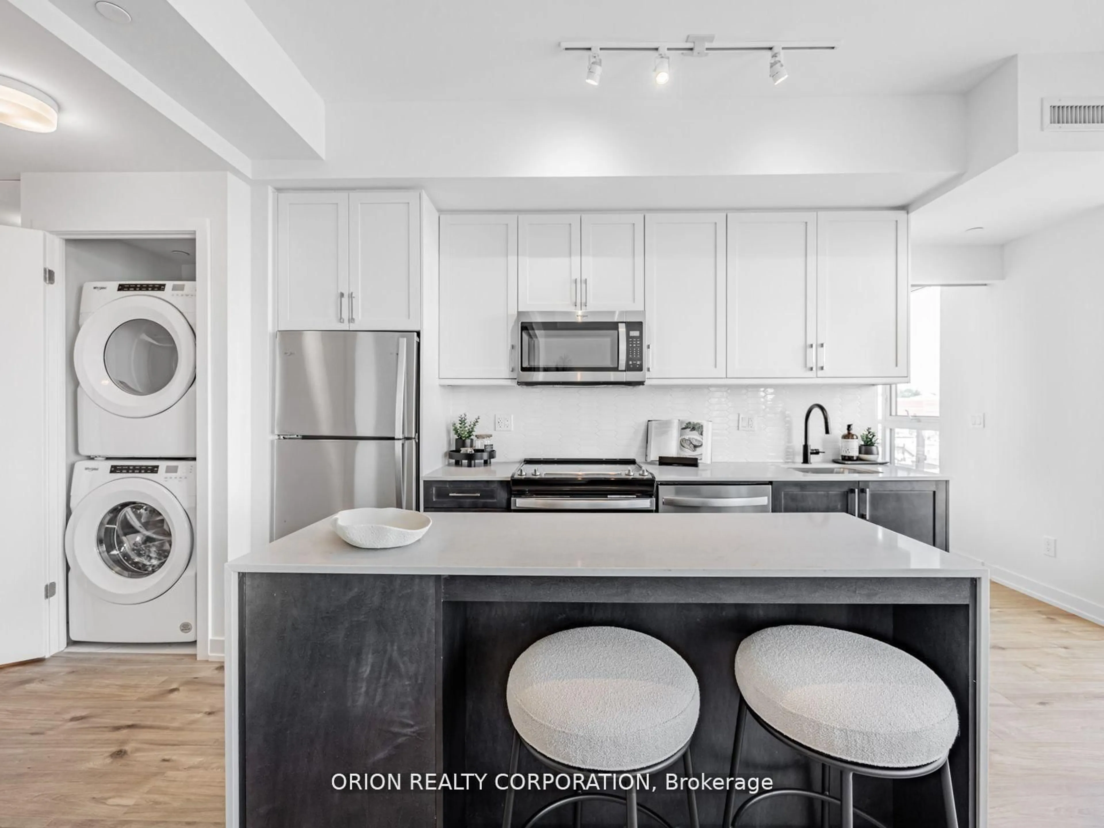 Open concept kitchen, ceramic/tile floor for 201 Brock St #502, Whitby Ontario L1N 4K2