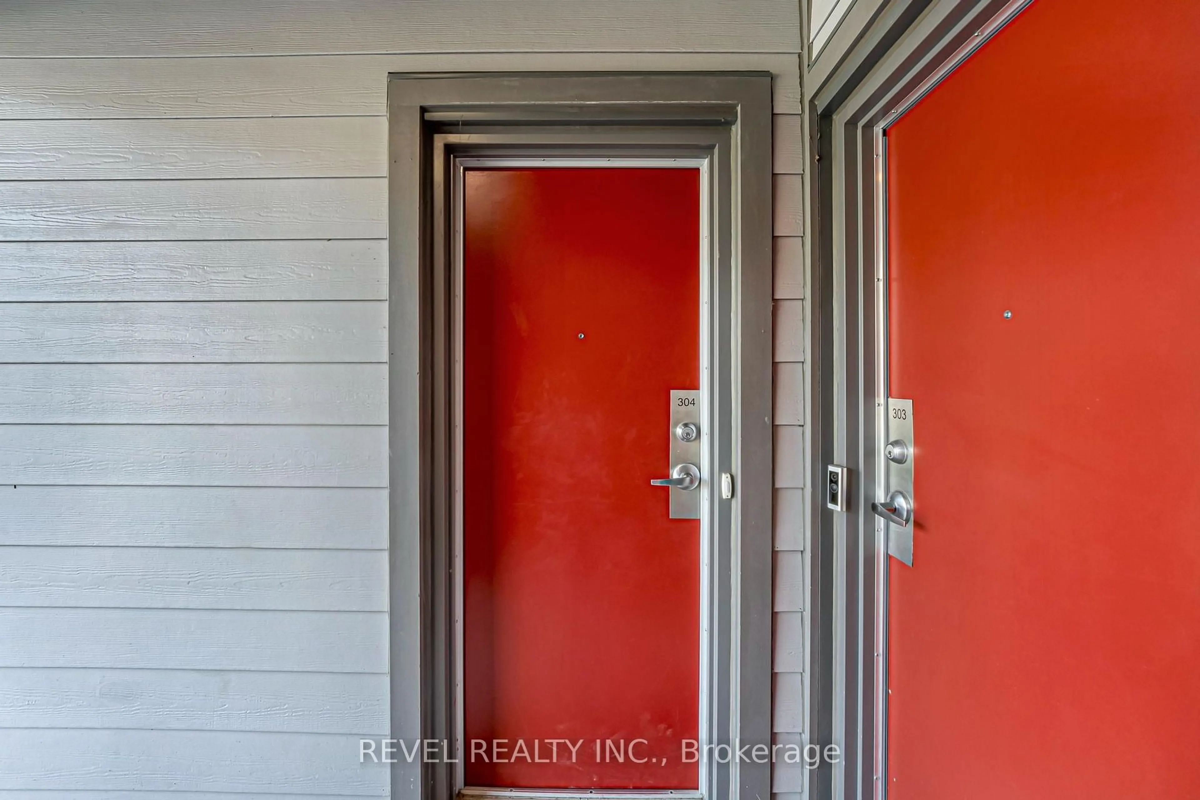 Indoor entryway for 2635 William Jackson Dr #304, Pickering Ontario L1P 2V8