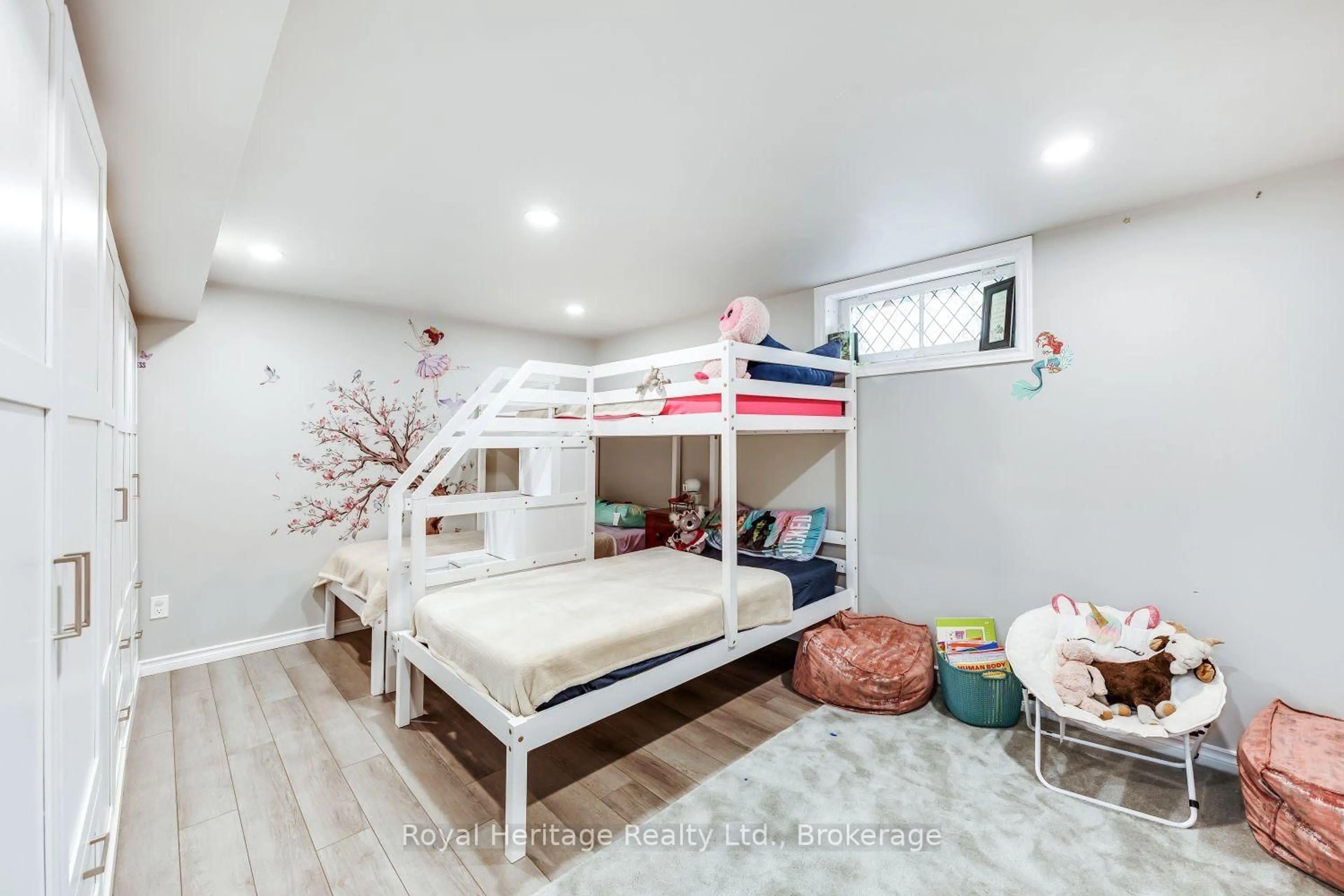 A pic of a room for 461 Gibbons St, Oshawa Ontario L1J 4Z3