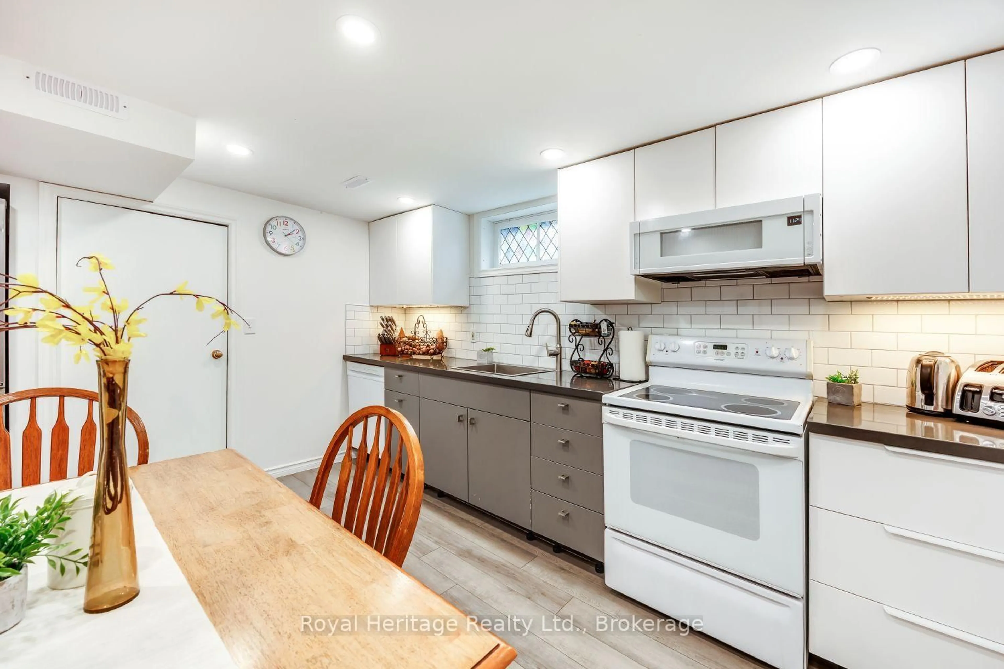 Standard kitchen, unknown for 461 Gibbons St, Oshawa Ontario L1J 4Z3
