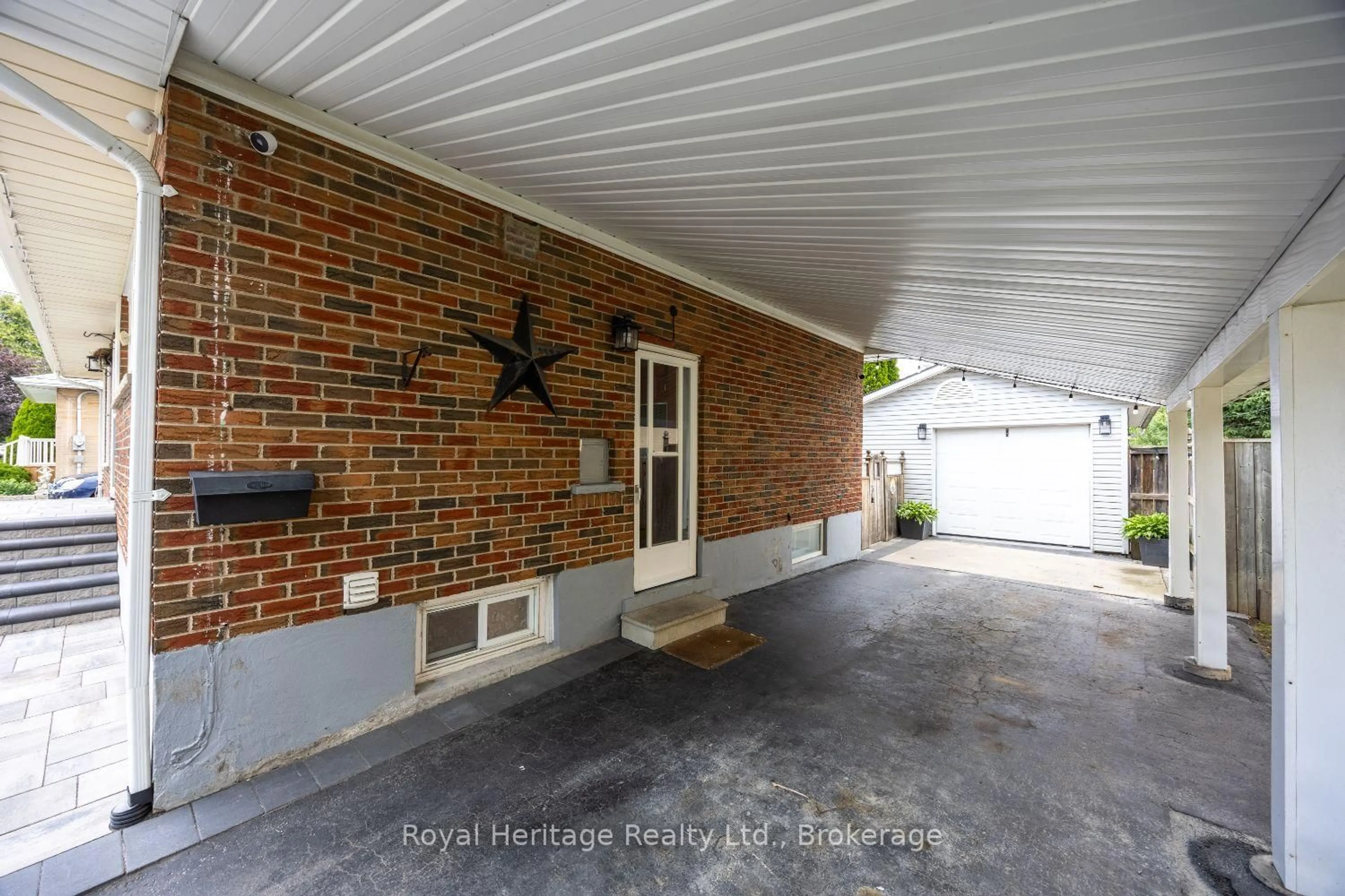 Unknown for 461 Gibbons St, Oshawa Ontario L1J 4Z3