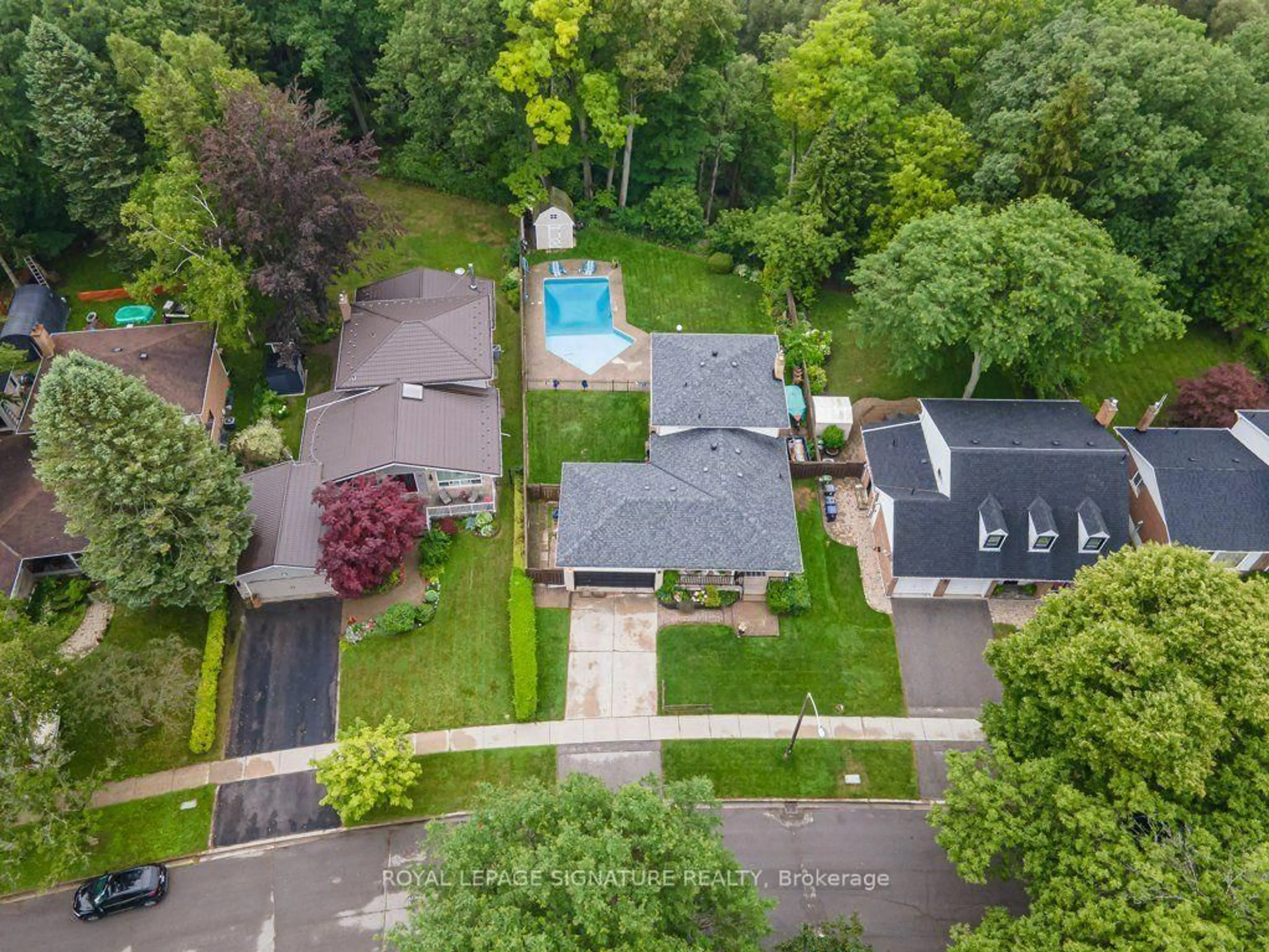 A pic from outside/outdoor area/front of a property/back of a property/a pic from drone, street for 40 Holmcrest Tr, Toronto Ontario M1C 1V5