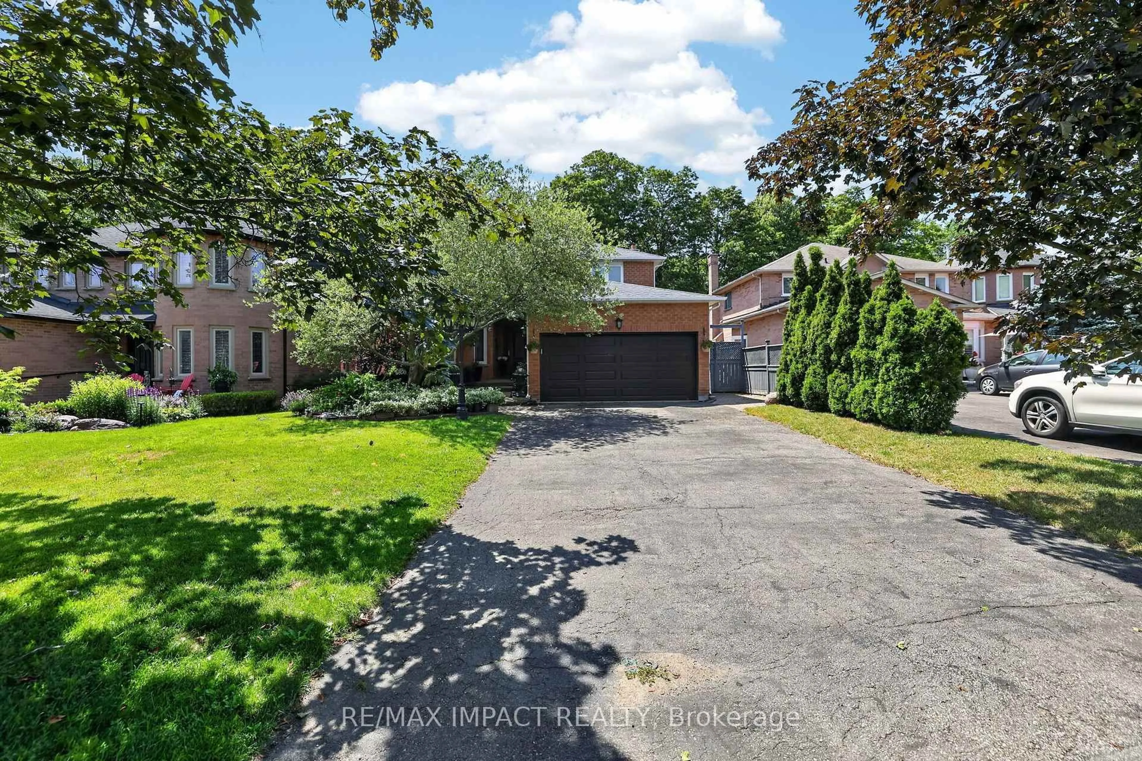 A pic from outside/outdoor area/front of a property/back of a property/a pic from drone, street for 2358 Wildwood Cres, Pickering Ontario L1X 2M9