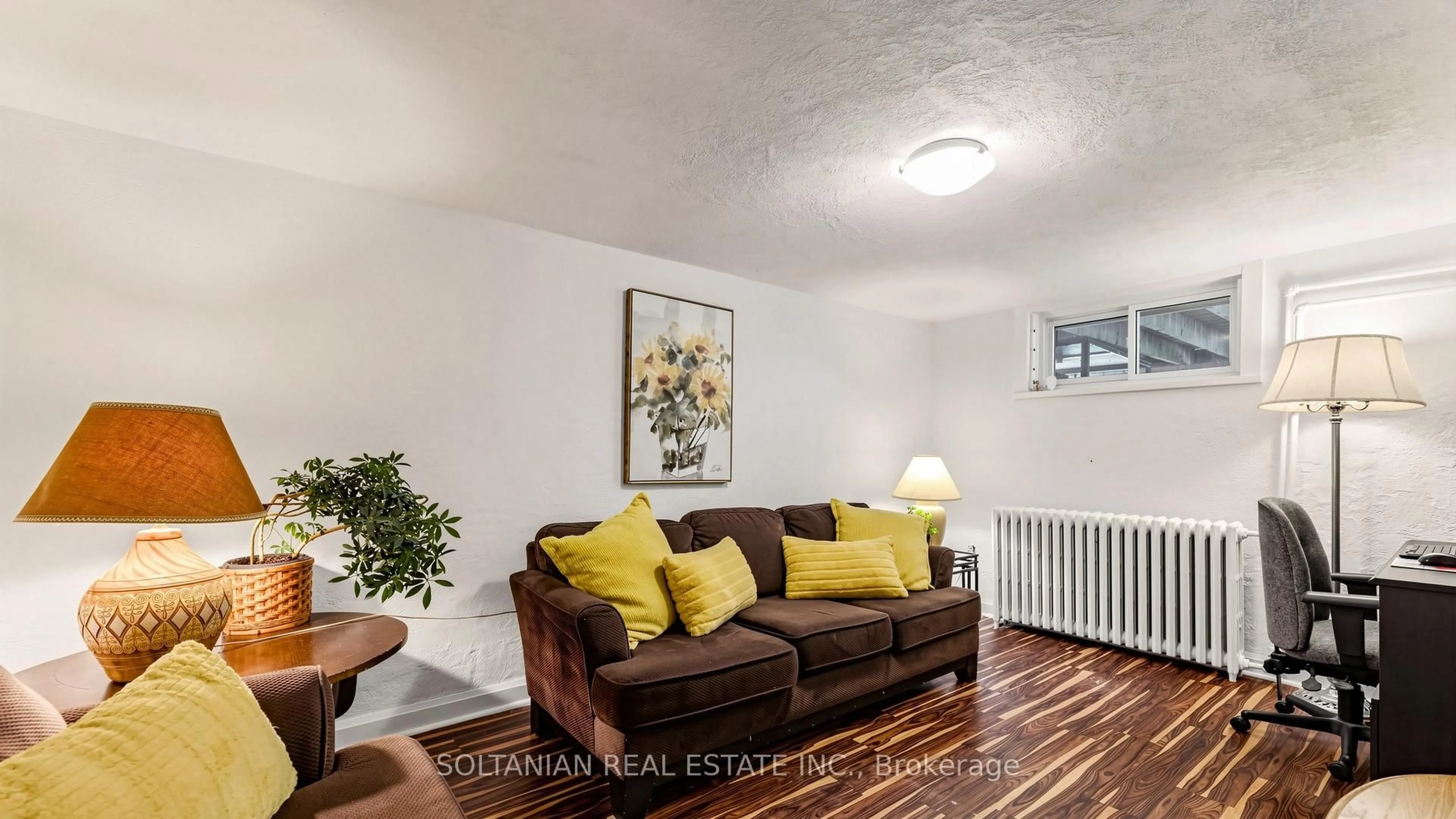 Living room with furniture, unknown for 39 Fairside Ave, Toronto Ontario M4C 3H1