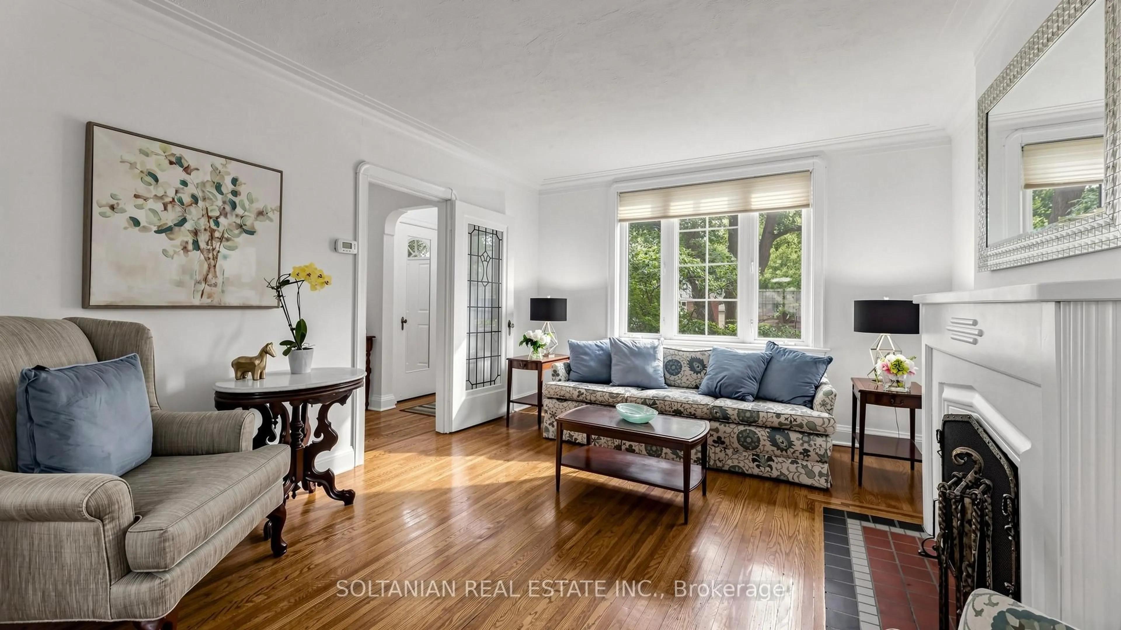Living room with furniture, wood/laminate floor for 39 Fairside Ave, Toronto Ontario M4C 3H1