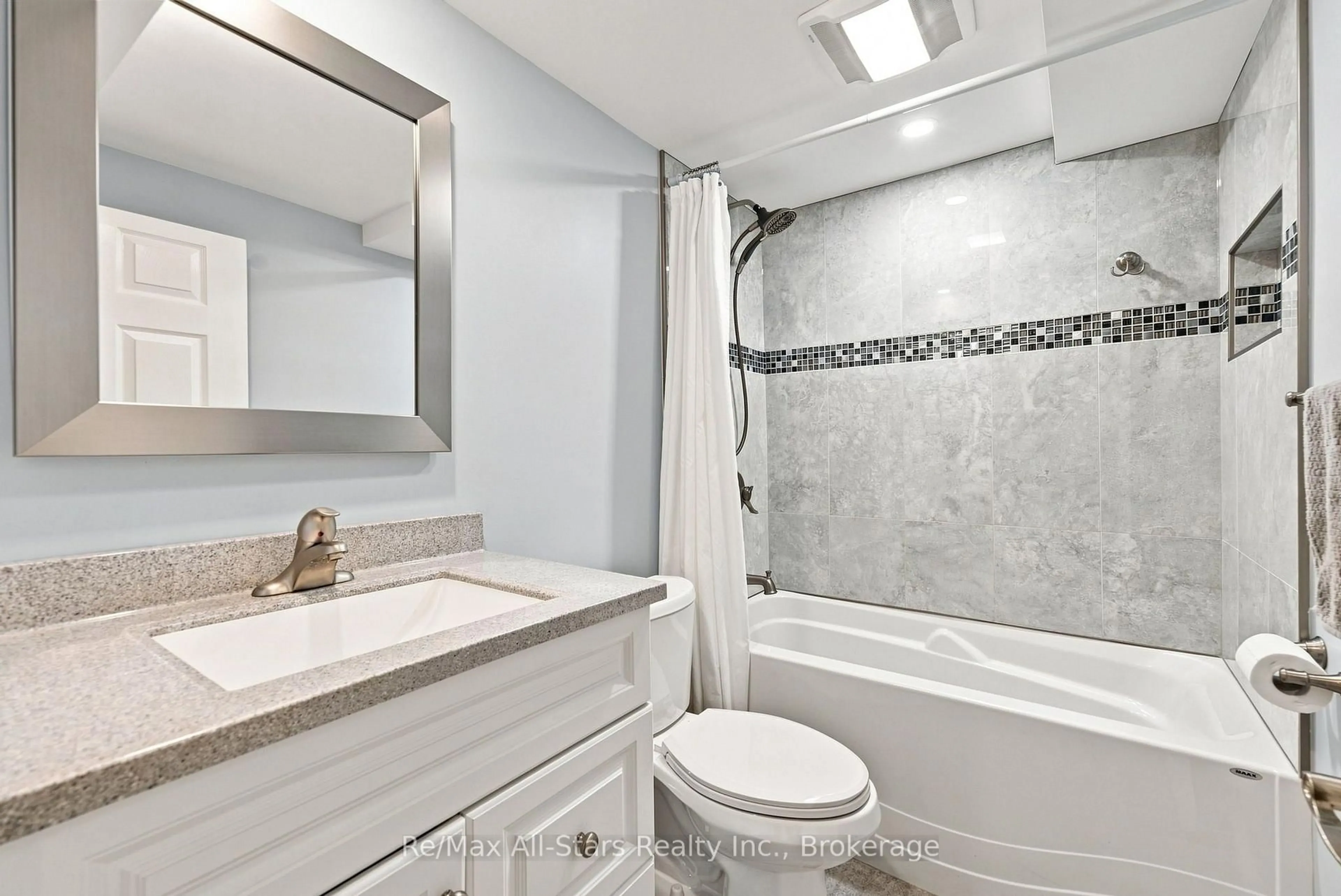 Standard bathroom, ceramic/tile floor for 15102 Old Simcoe Rd, Scugog Ontario L9L 1K5