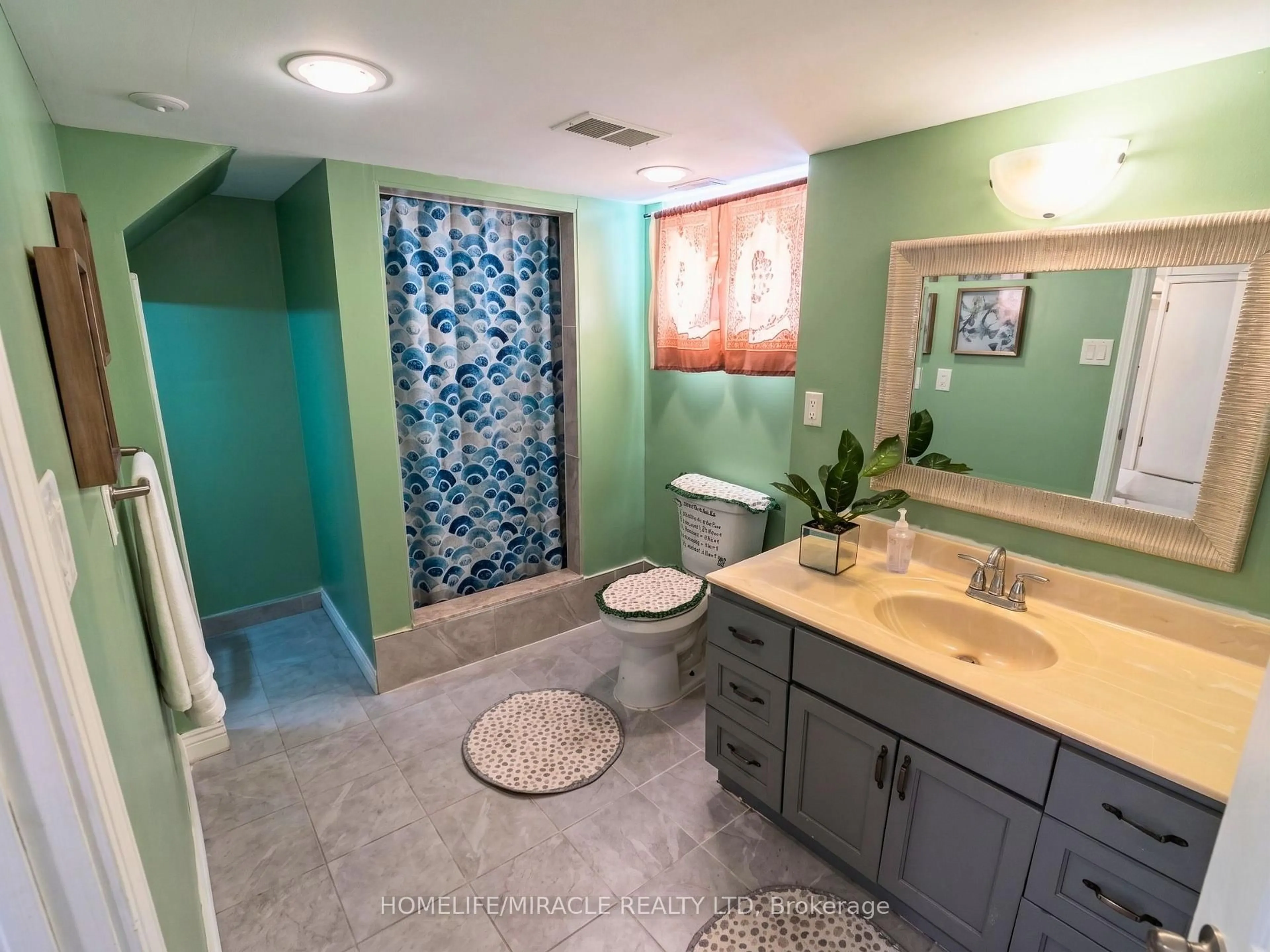 Standard bathroom, ceramic/tile floor for 113 Pontiac Ave, Oshawa Ontario L1G 3M1