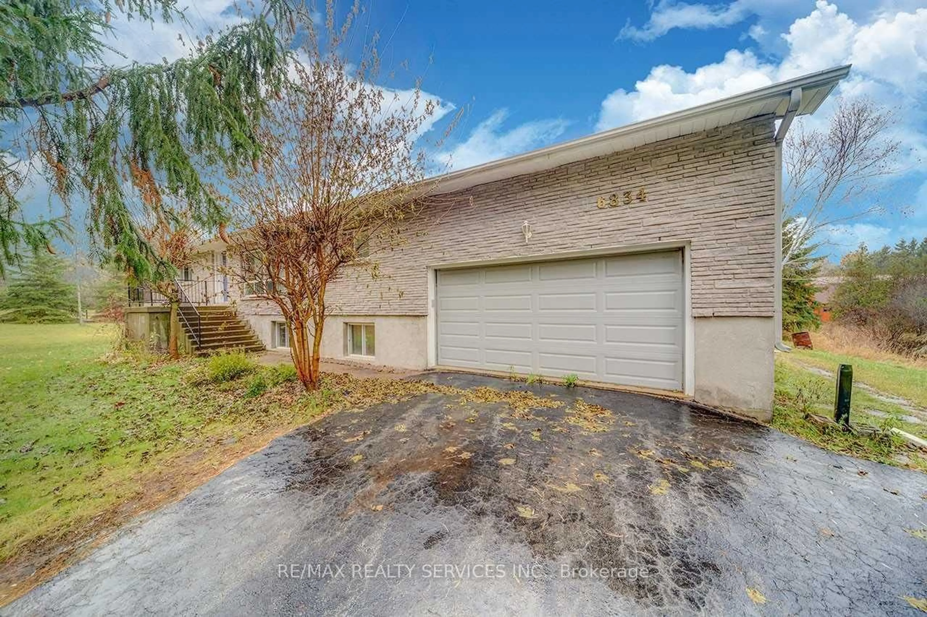 Indoor garage for 6834 Shiloh Rd, Clarington Ontario L0A 1J0