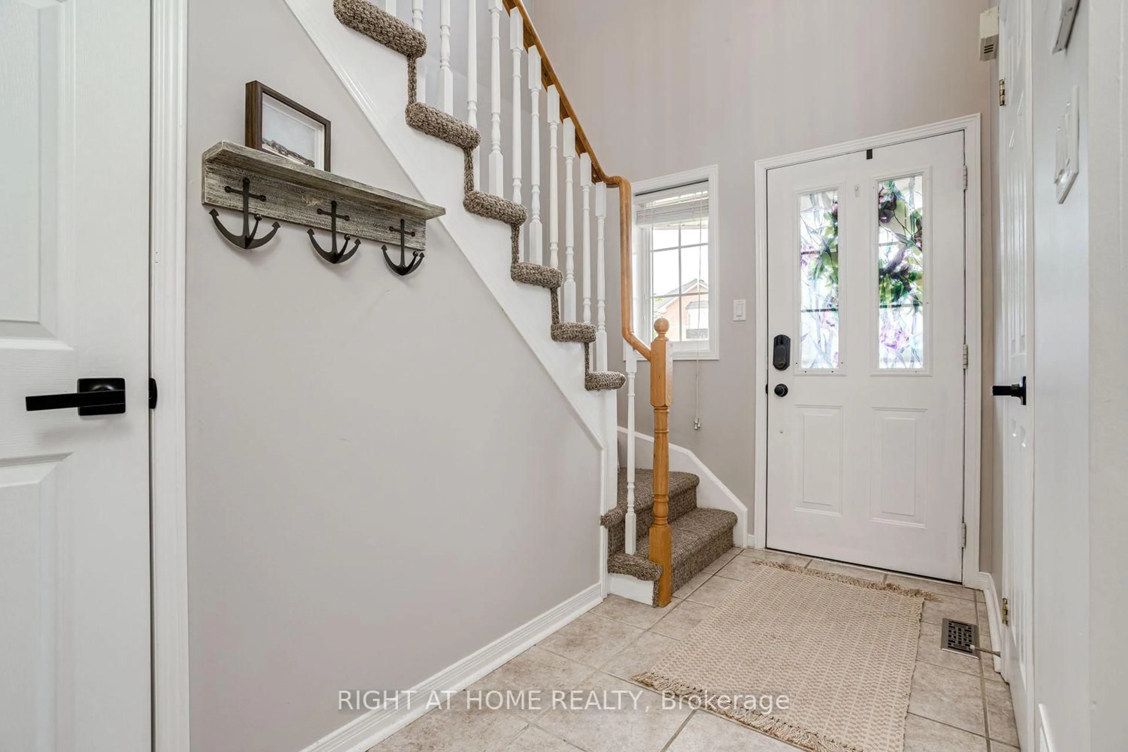 Indoor entryway for 104 Calwell Dr, Scugog Ontario L9L 1T7