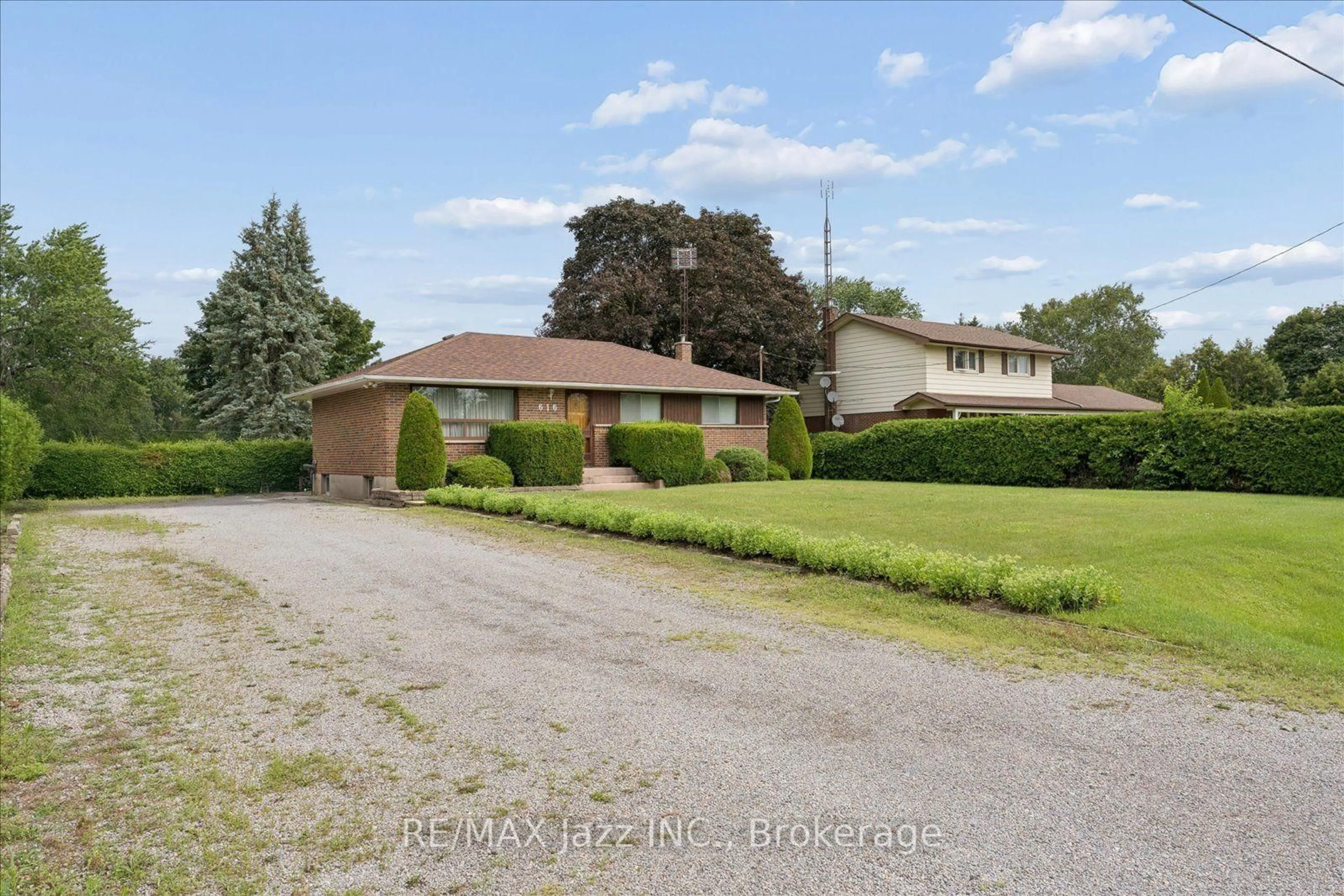 A pic from outside/outdoor area/front of a property/back of a property/a pic from drone, street for 616 Bickle Dr, Oshawa Ontario L1L 1B1