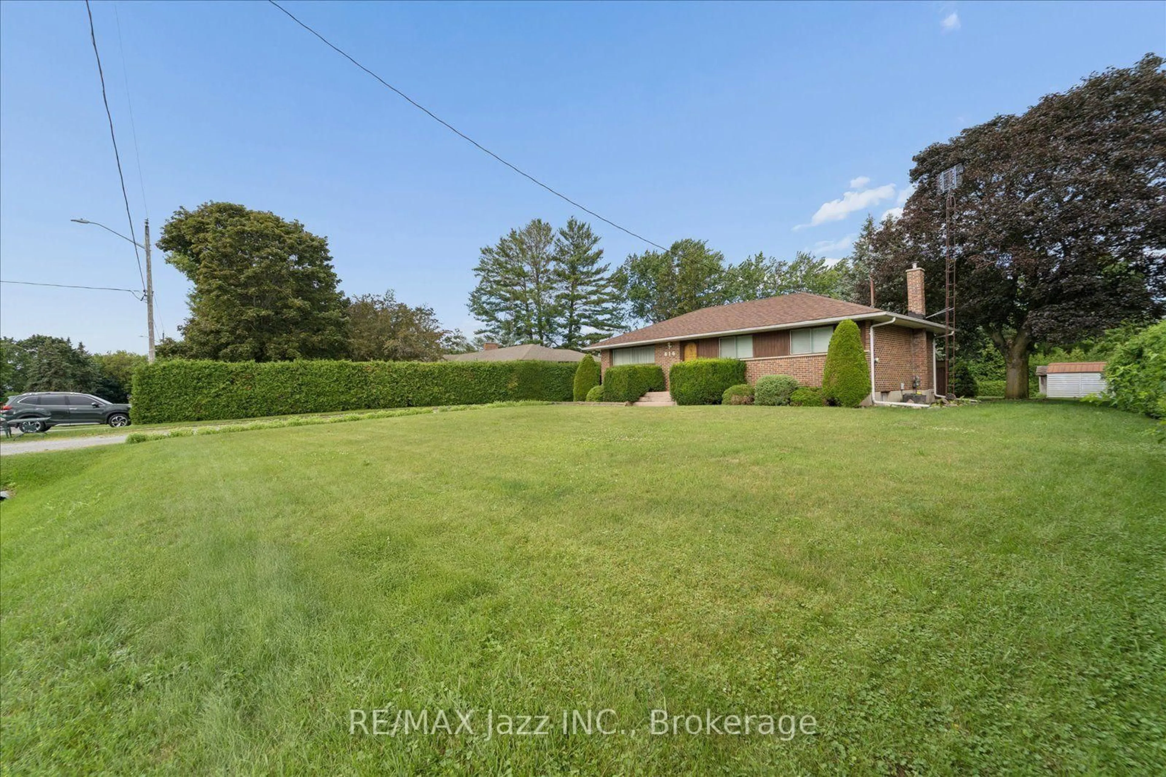 A pic from outside/outdoor area/front of a property/back of a property/a pic from drone, unknown for 616 Bickle Dr, Oshawa Ontario L1L 1B1