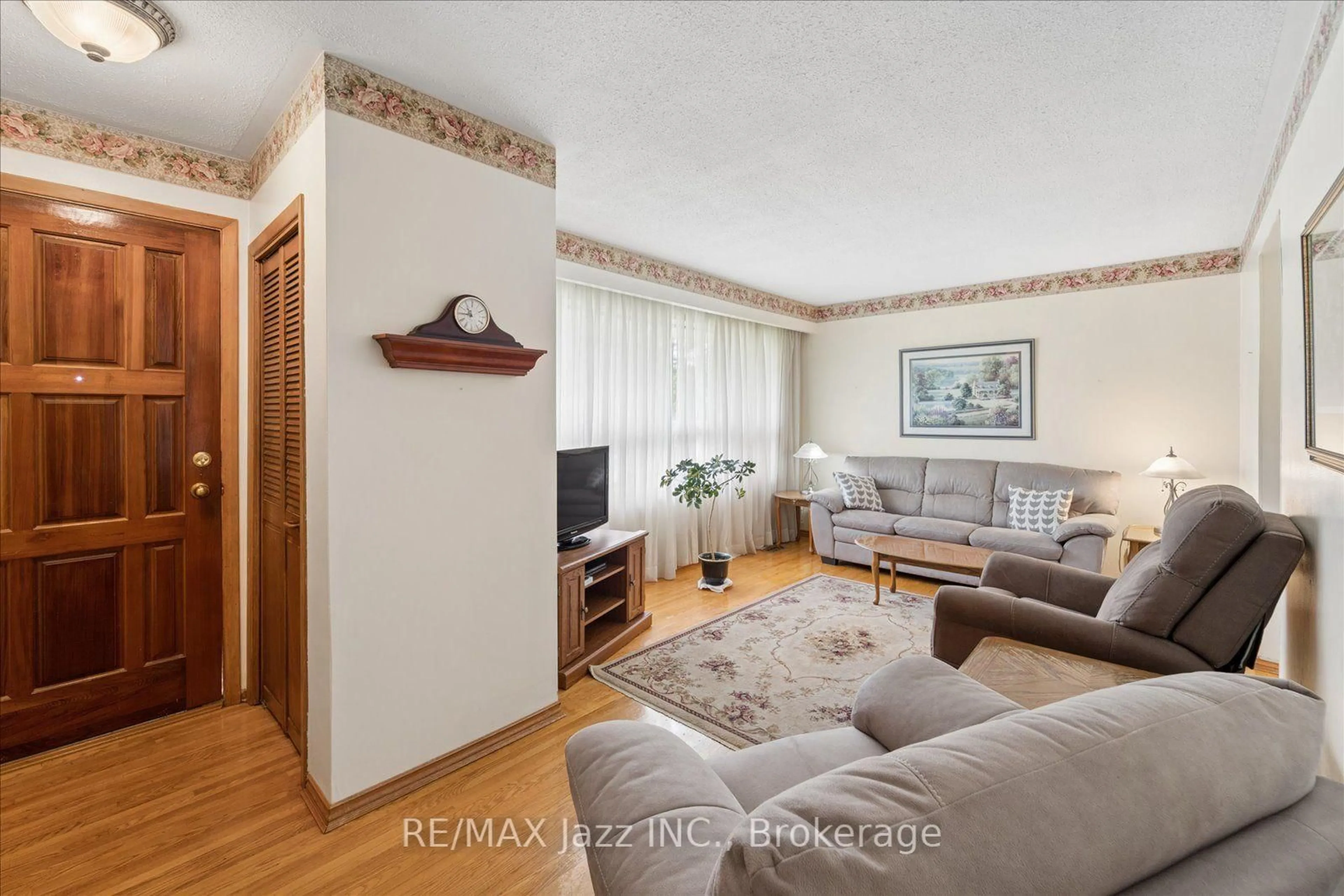 Living room with furniture, wood/laminate floor for 616 Bickle Dr, Oshawa Ontario L1L 1B1
