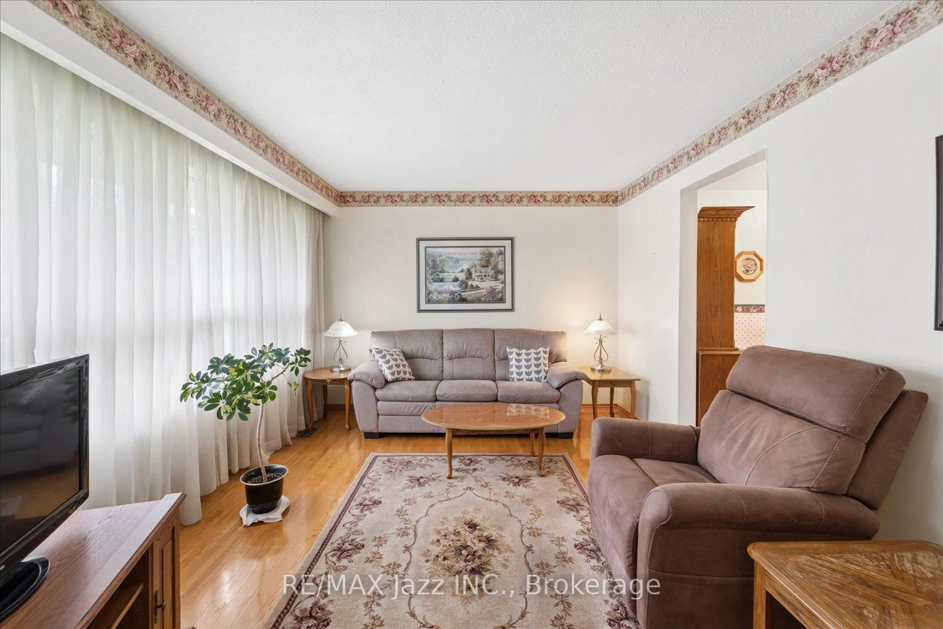 Living room with furniture, unknown for 616 Bickle Dr, Oshawa Ontario L1L 1B1