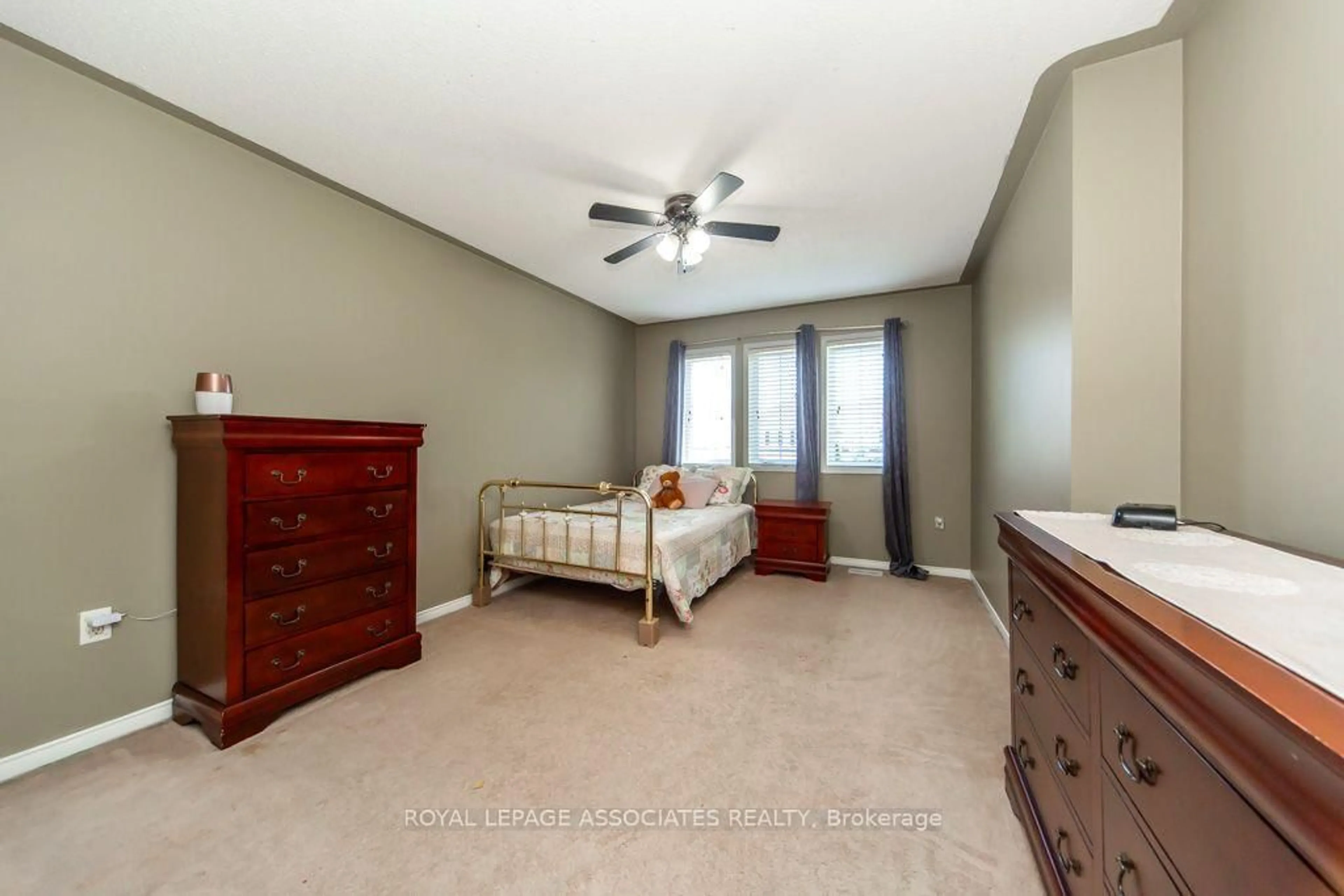 A pic of a room for 1700 Spencely Dr, Oshawa Ontario L1K 0B2