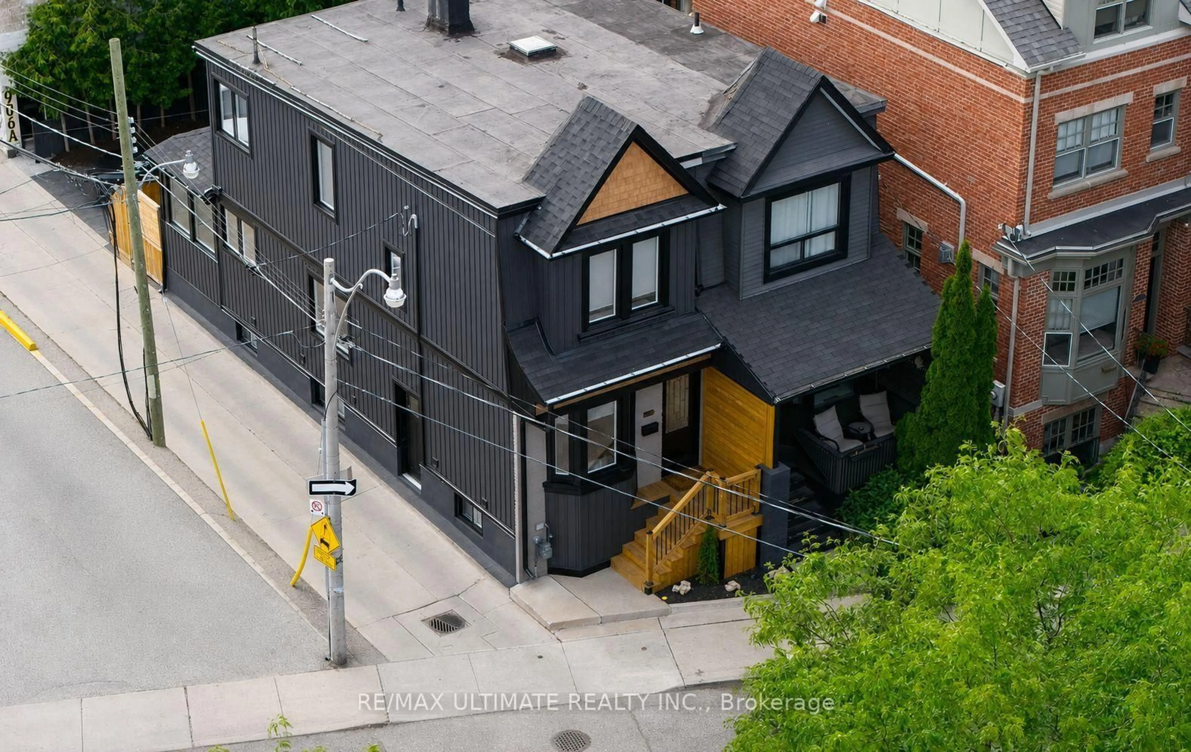 A pic from outside/outdoor area/front of a property/back of a property/a pic from drone, street for 906 Logan Ave, Toronto Ontario M4K 3E4