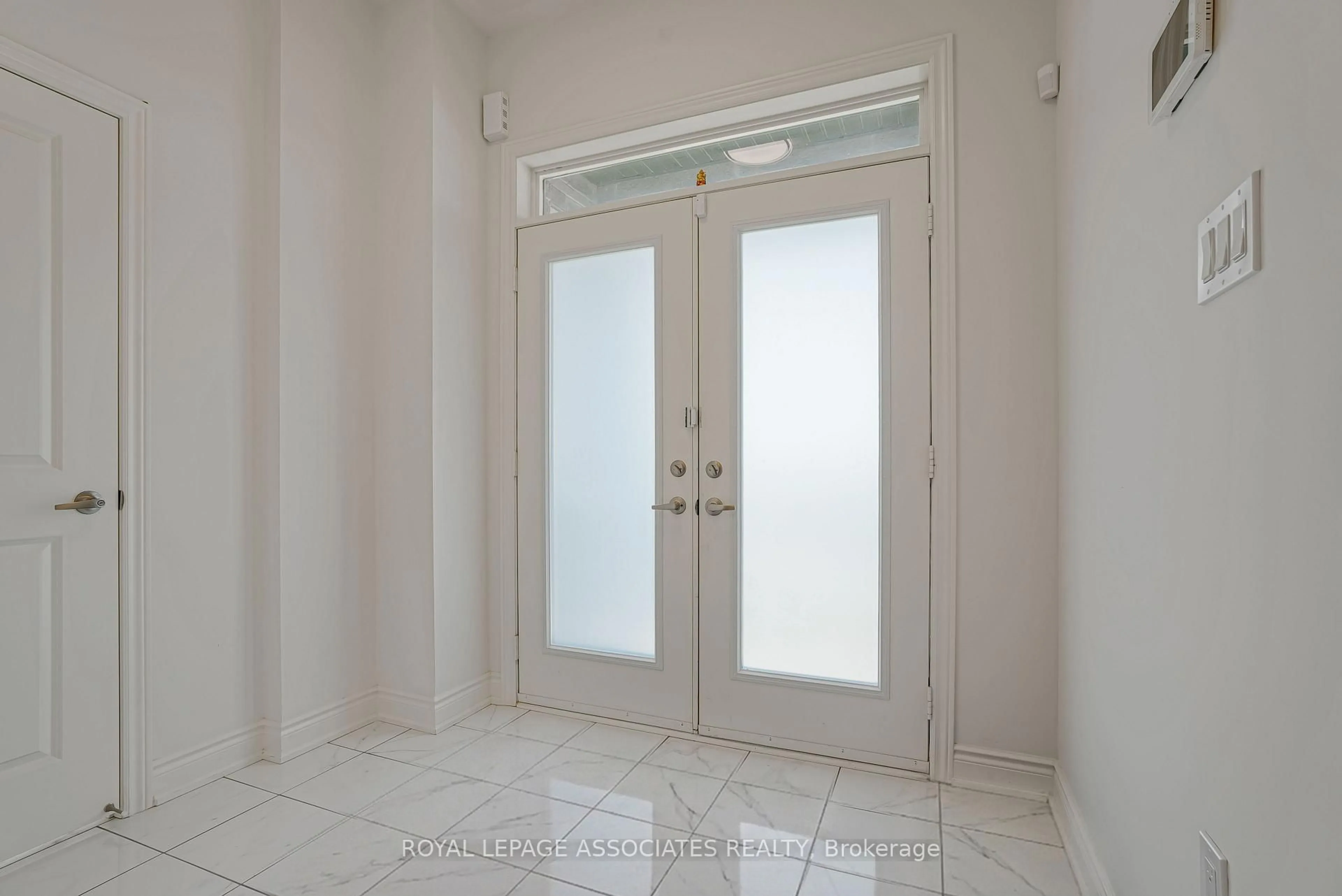 Indoor entryway for 2201 Crystal Dr, Oshawa Ontario L1L 0W7