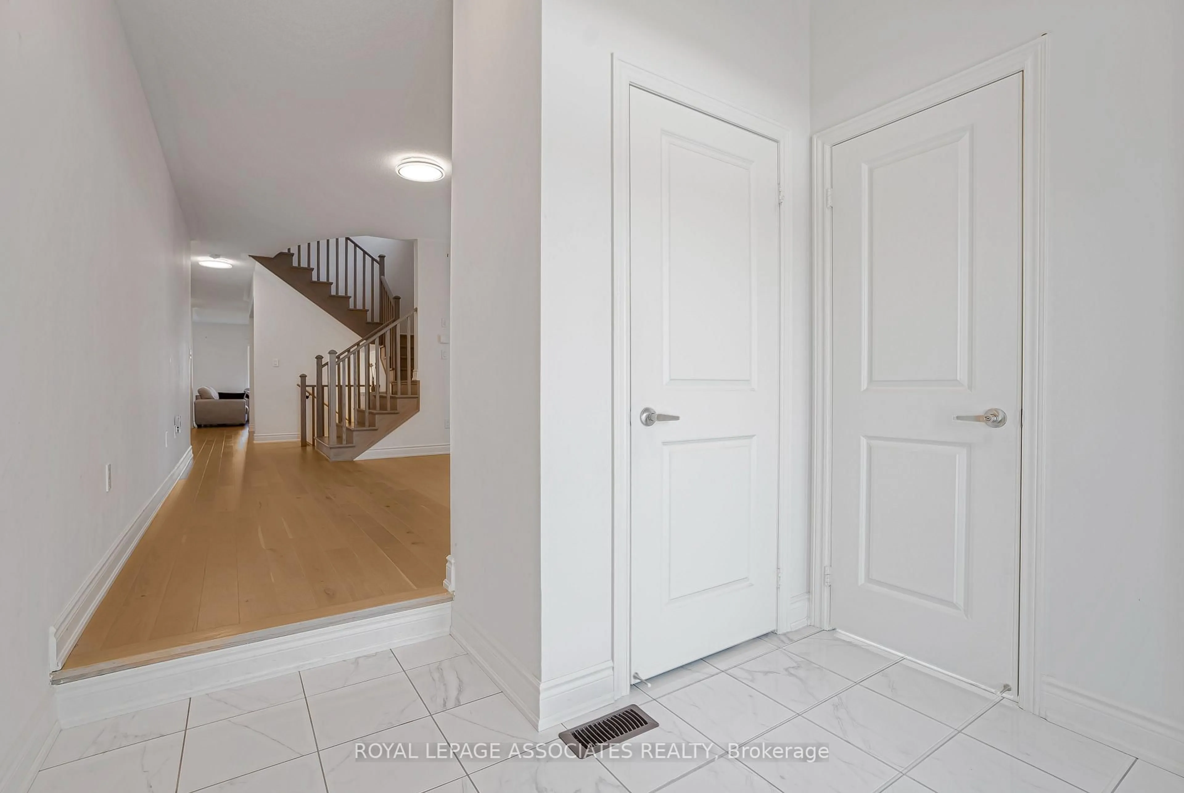 Indoor entryway for 2201 Crystal Dr, Oshawa Ontario L1L 0W7