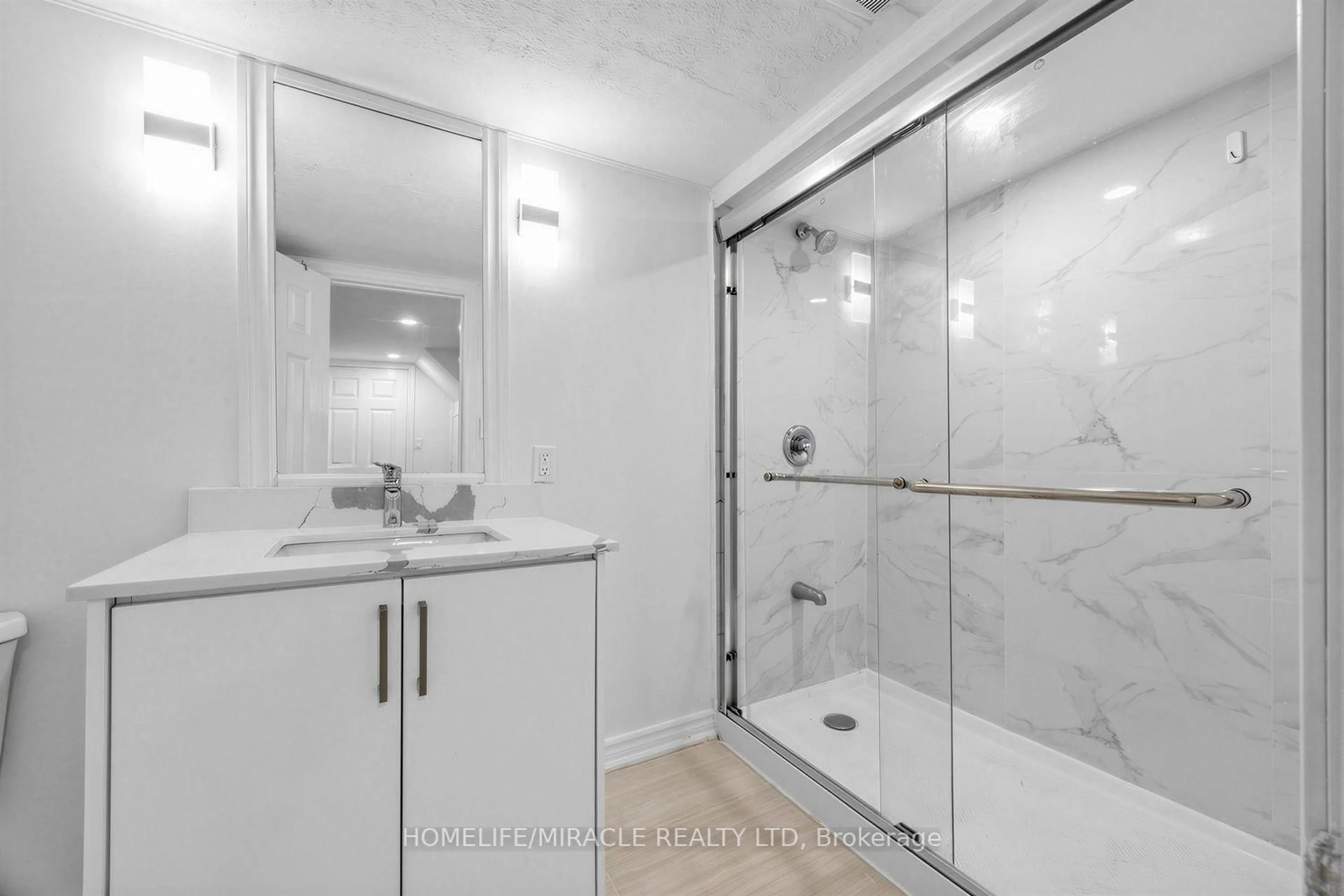 Standard bathroom, ceramic/tile floor for 509 Beurling Ave, Oshawa Ontario L1J 2Z8