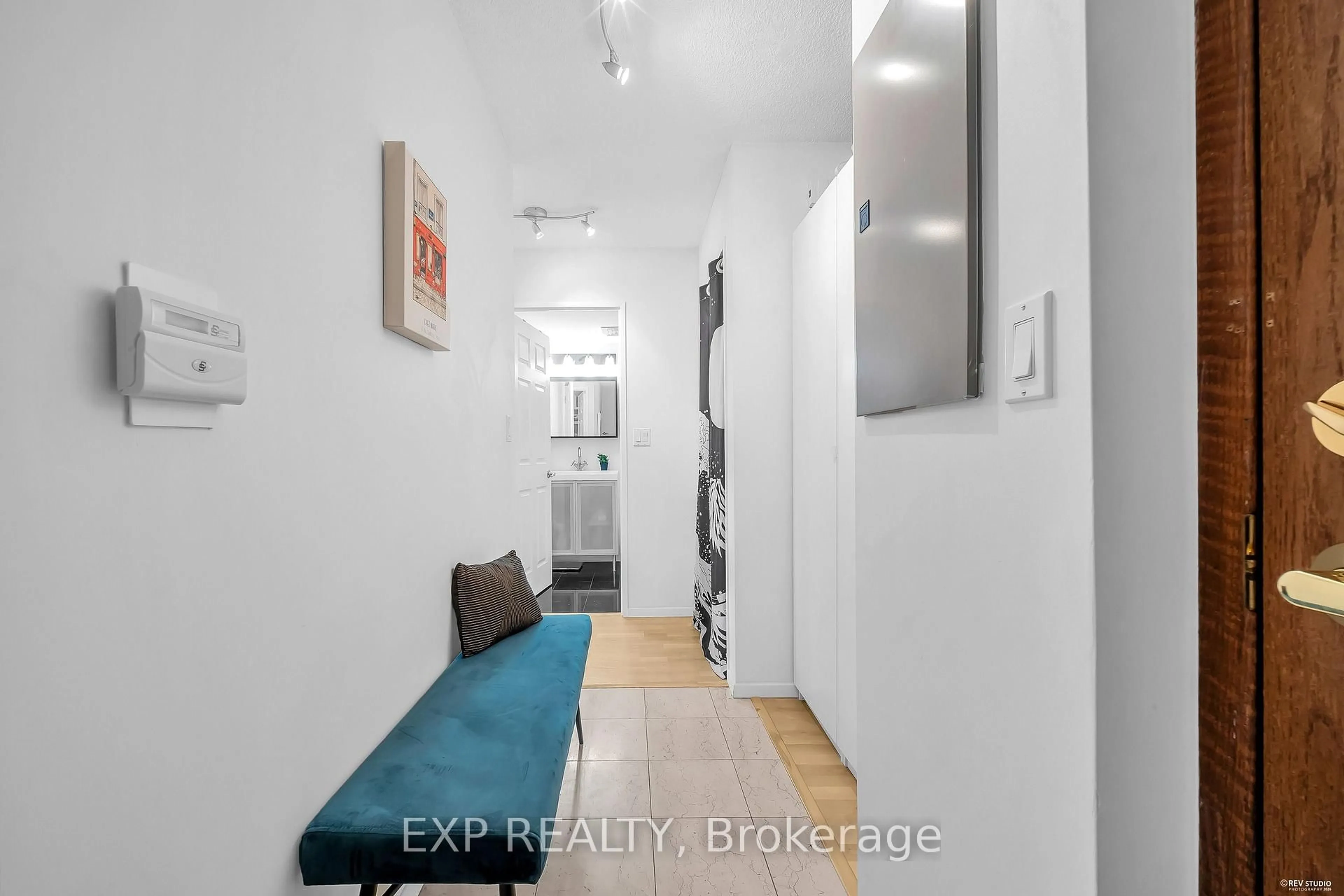 Indoor entryway for 8 Lee Centre Dr #1016, Toronto Ontario M1H 3H8