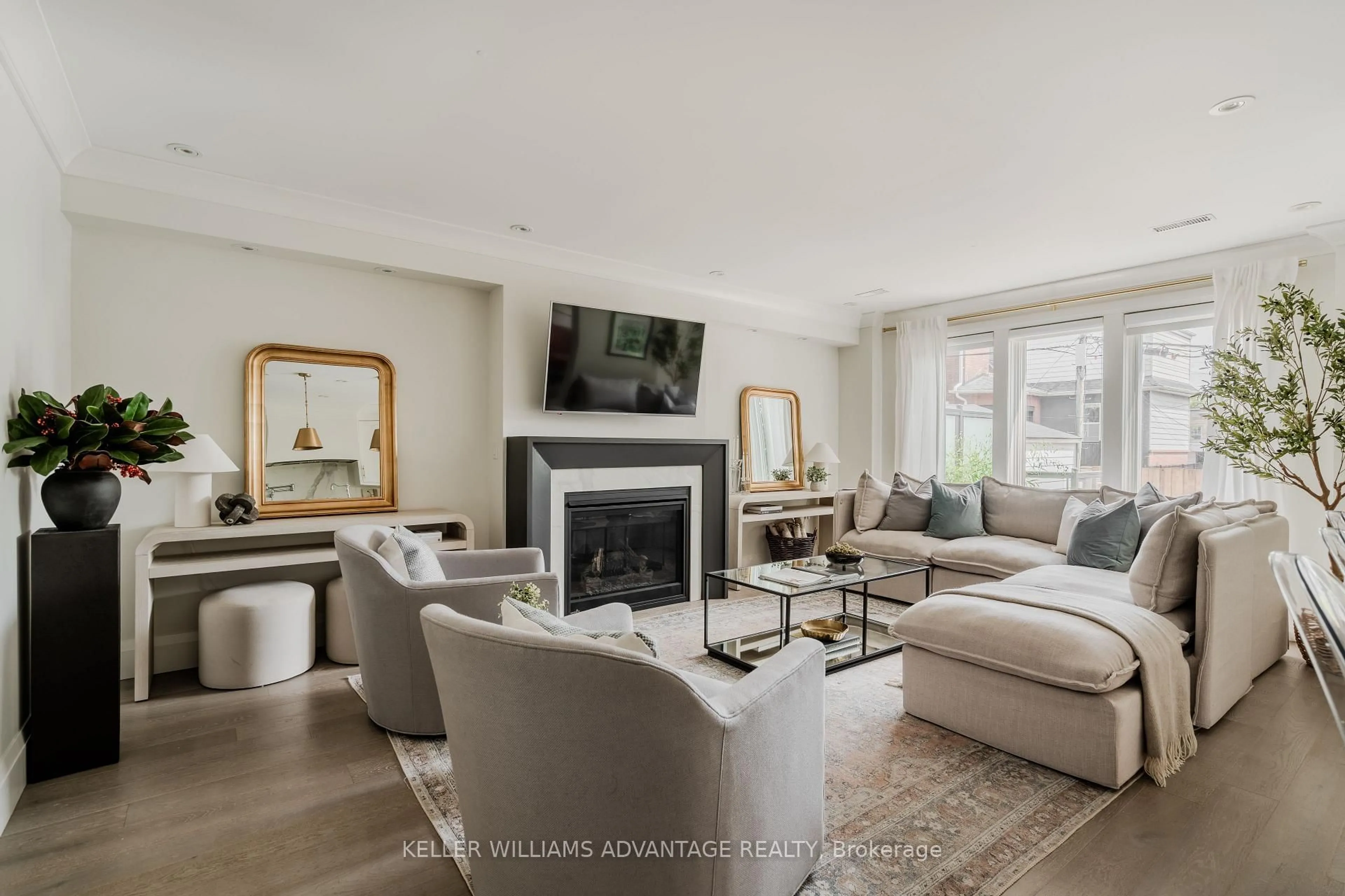 Living room with furniture, unknown for 35 Duart Park Rd, Toronto Ontario M4E 1J3